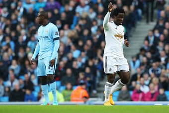 MANCHESTER, ENGLAND - NOVEMBER 22:  Wilfried Bony of Swansea City celebrates his opening goal during the Barclays Premier League match between Manchester City and Swansea City at Etihad Stadium on November 22, 2014 in Manchester, England.  (Photo by Jan K