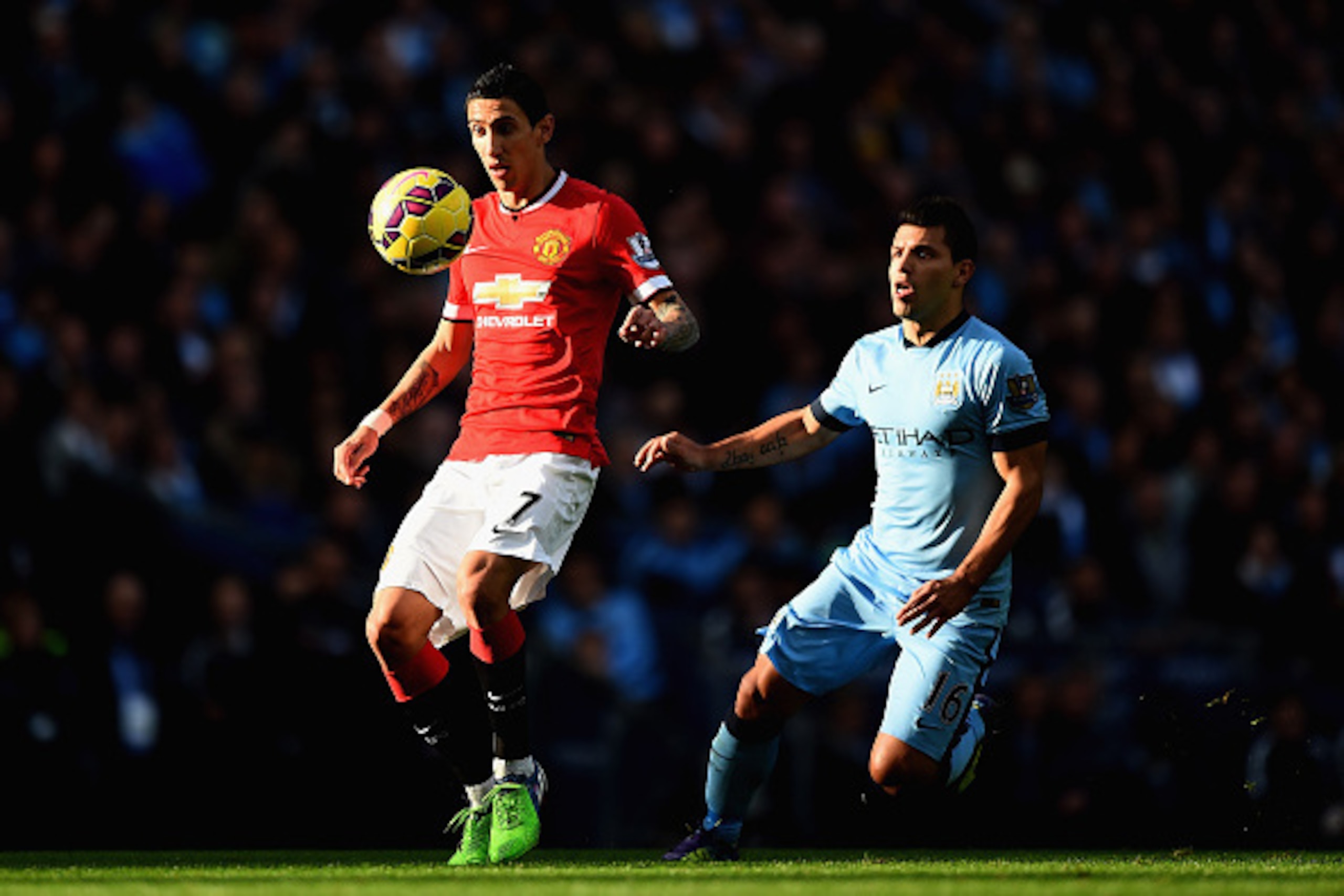 MANCHESTER, ENGLAND - NOVEMBER 02:  Angel di Maria of Manchester United and Sergio Aguero of Manchester City compete for the ball during the Barclays Premier League match between Manchester City and Manchester United at Etihad Stadium on November 2, 2014 