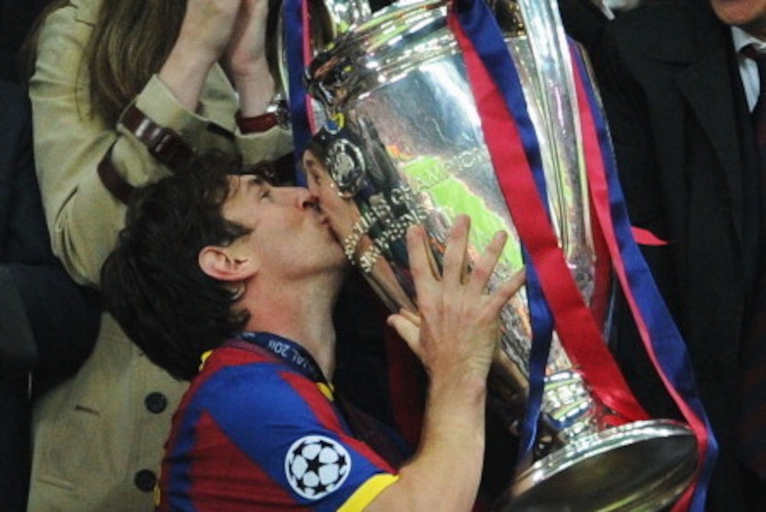 LONDON, ENGLAND - MAY 28:  Lionel Messi of FC Barcelona kisses the trophy after victory in UEFA Champions League final between FC Barcelona and Manchester United FC at Wembley Stadium on May 28, 2011 in London, England.  (Photo by Jasper Juinen/Getty Imag