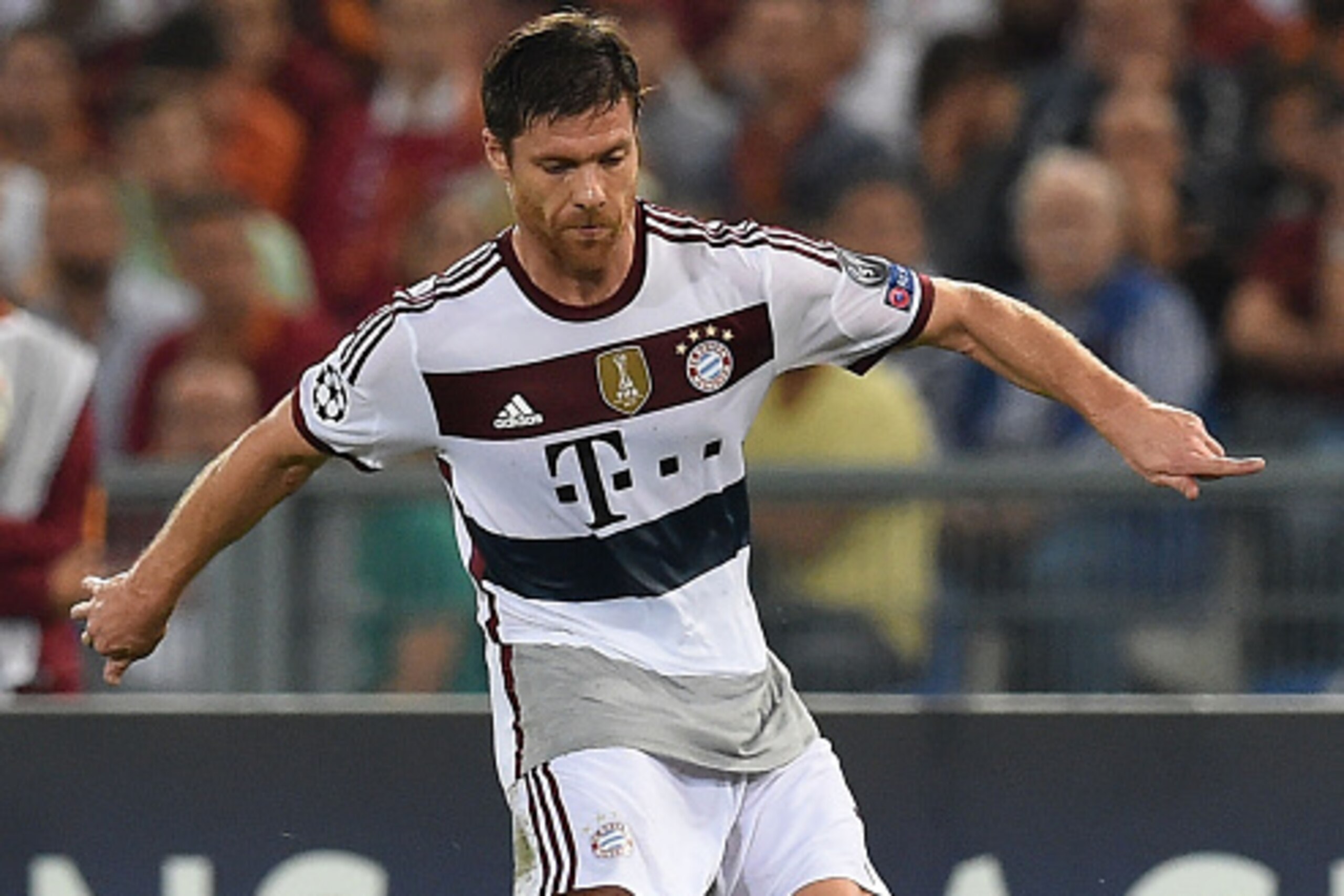 ROME, ITALY - OCTOBER 21:  Xabi Alonso of FC Bayern Muenchen in action during the UEFA Champions League match between AS Roma and FC Bayern Muenchen at Stadio Olimpico on October 21, 2014 in Rome, Italy.  (Photo by Giuseppe Bellini/Getty Images)