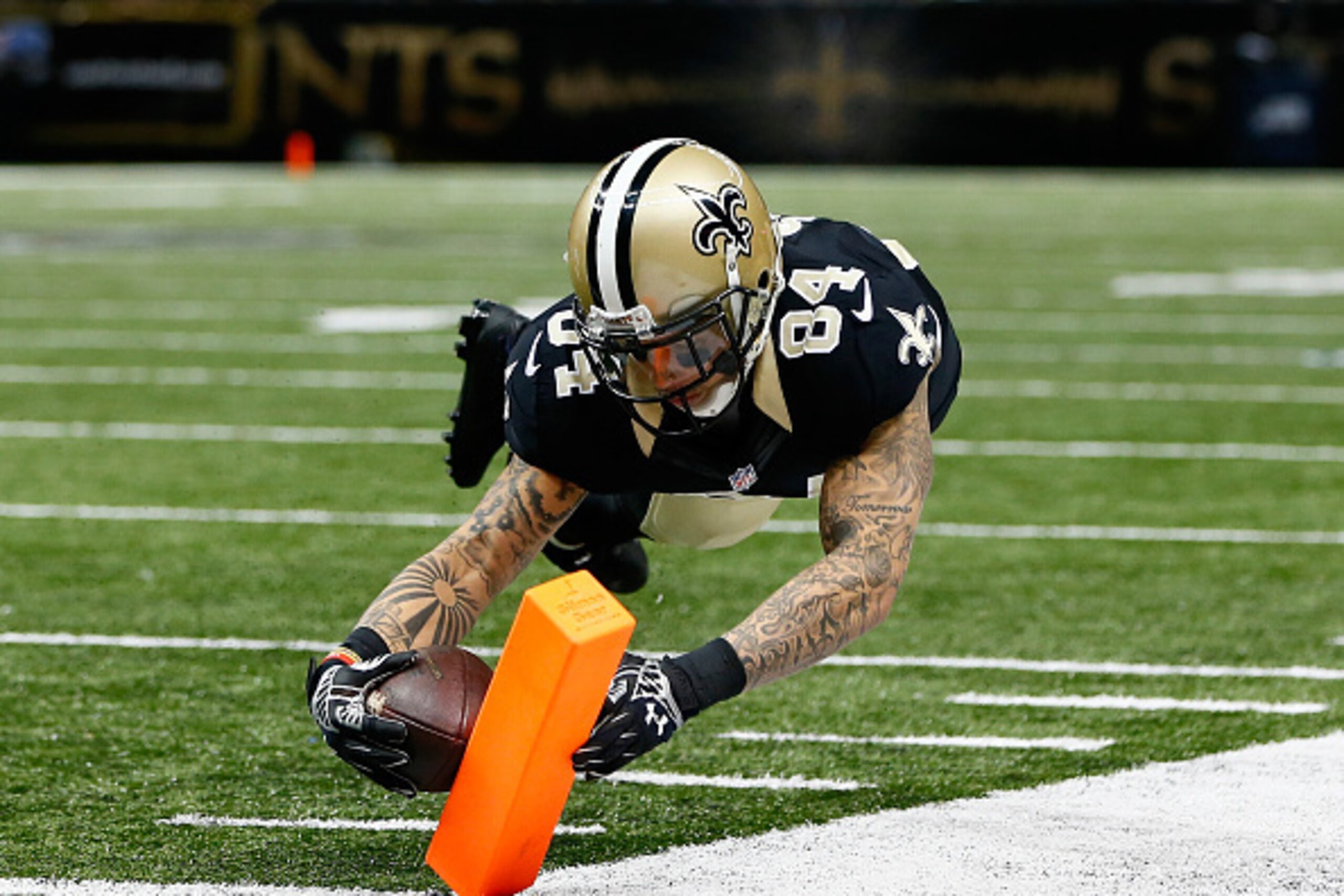 NEW ORLEANS, LA - NOVEMBER 16:  Kenny Stills #84 of the New Orleans Saints scores a touchdown against the Cincinnati Bengals during the second half at Mercedes-Benz Superdome on November 16, 2014 in New Orleans, Louisiana.  (Photo by Kevin C. Cox/Getty Im