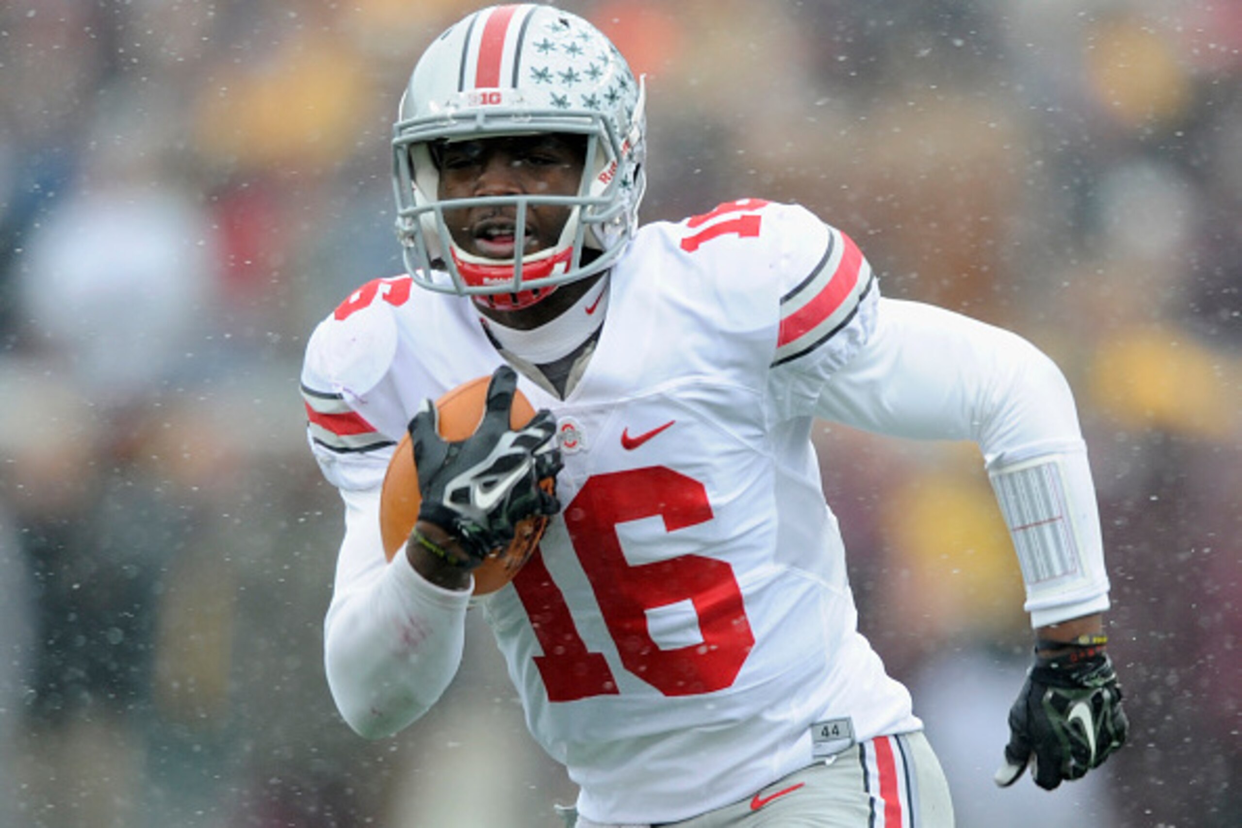 MINNEAPOLIS, MN - NOVEMBER 15: J.T. Barrett #16 of the Ohio State Buckeyes carries the football against the Minnesota Golden Gophers during the second quarter of the game on November 15, 2014 at TCF Bank Stadium in Minneapolis, Minnesota. (Photo by Hannah