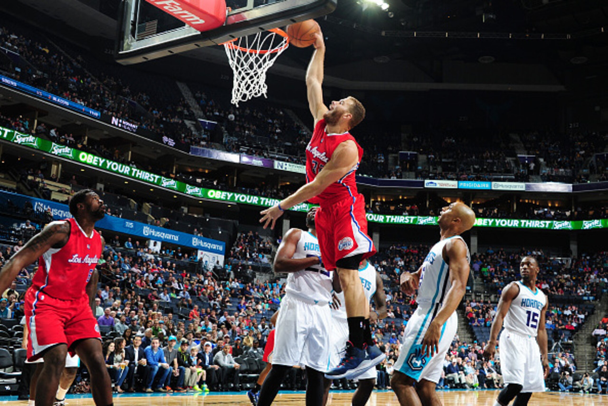 CHARLOTTE, NC - NOVEMBER 24: Blake Griffin #32 of the Los Angeles Clippers dunks against the Charlotte Hornets on November 24, 2014 at Time Warner Cable Arena in Charlotte, North Carolina.  NOTE TO USER: User expressly acknowledges and agrees that, by dow