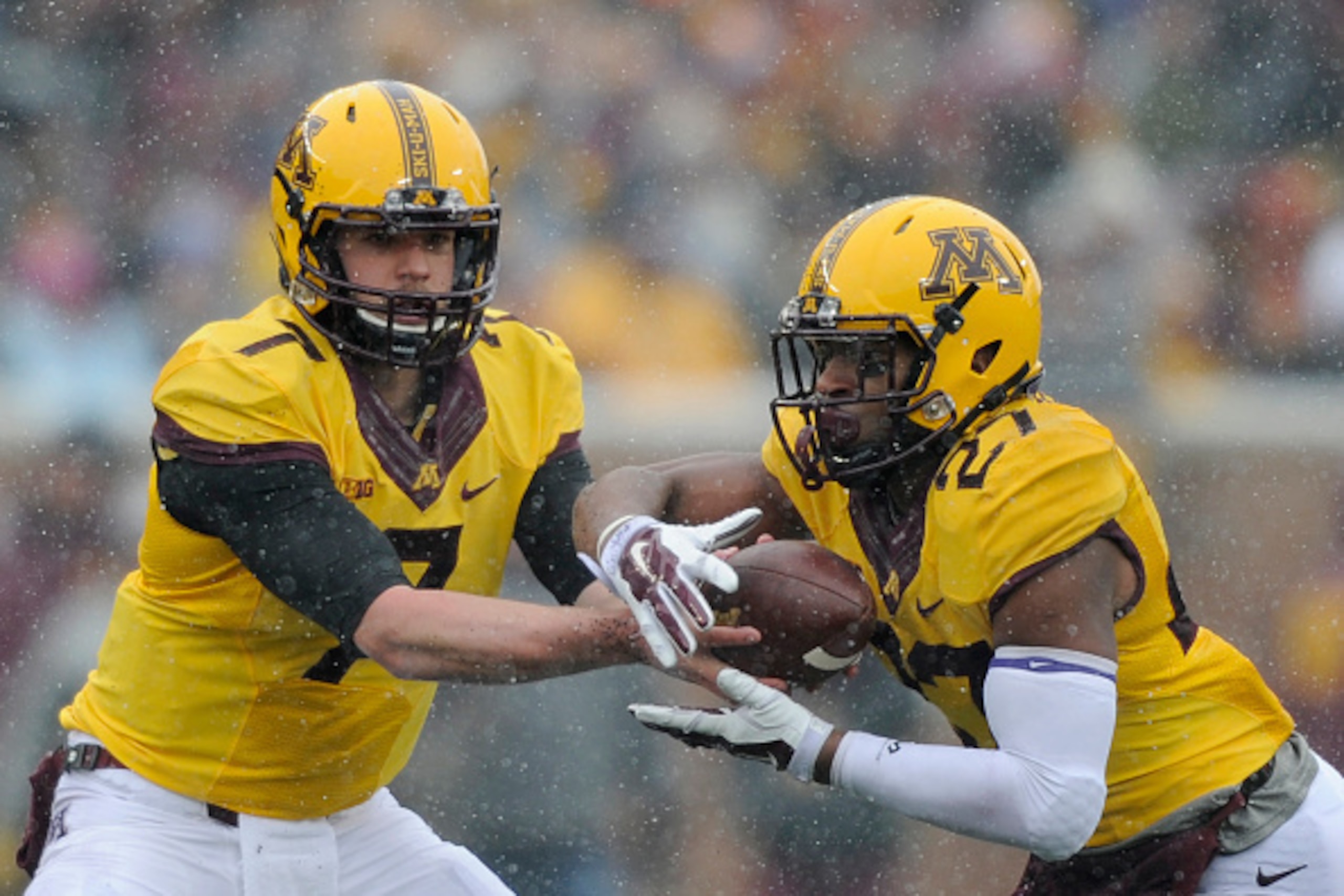 MINNEAPOLIS, MN - NOVEMBER 15:  Mitch Leidner #7 of the Minnesota Golden Gophers hands the football to teammate David Cobb #27 during the second quarter of the game against the Ohio State Buckeyes on November 15, 2014 at TCF Bank Stadium in Minneapolis, M