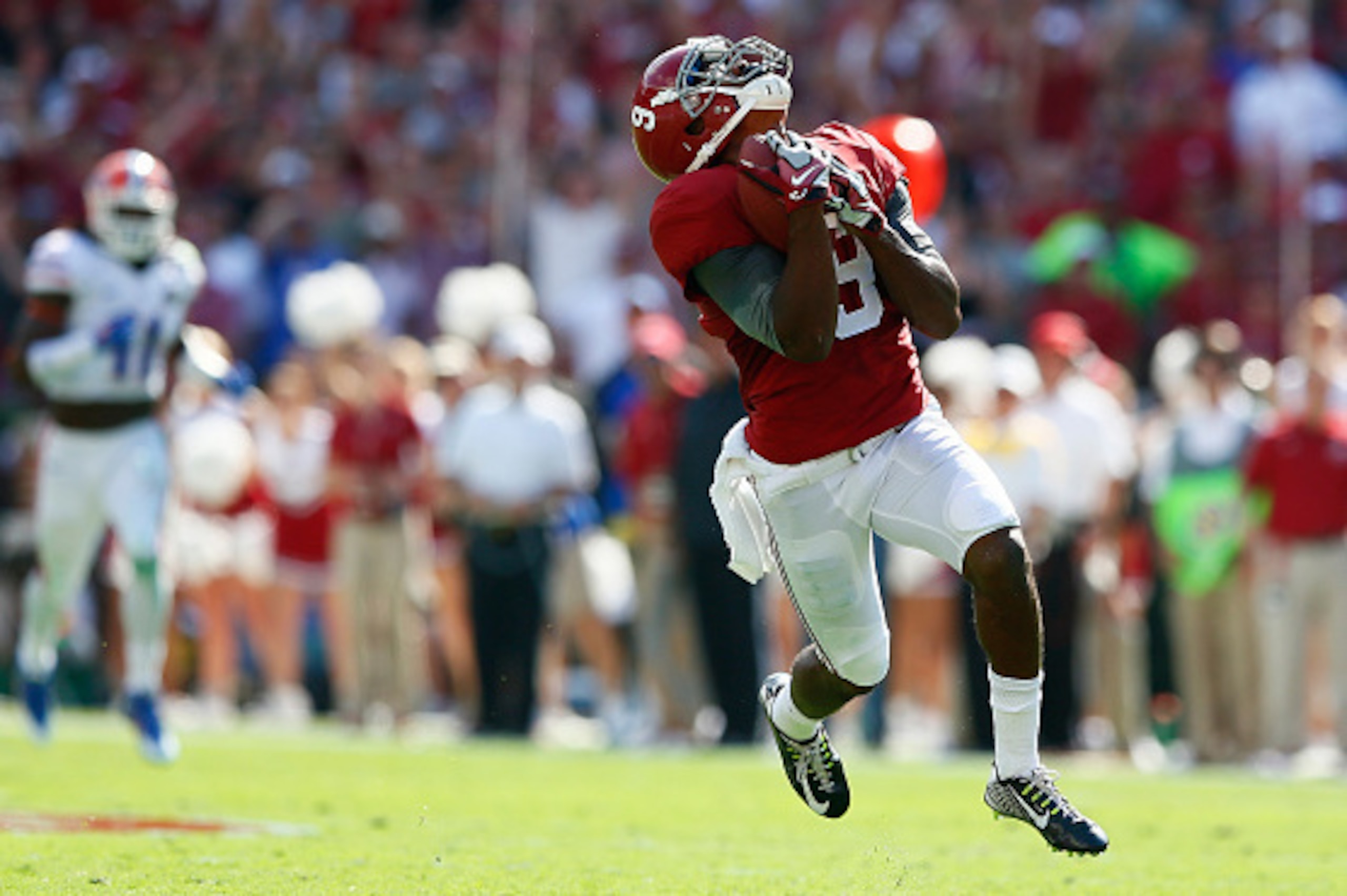 TUSCALOOSA, AL - SEPTEMBER 20:  Amari Cooper #9 of the Alabama Crimson Tide pulls in this reception on the way to a touchdown against the Florida Gators at Bryant-Denny Stadium on September 20, 2014 in Tuscaloosa, Alabama.  (Photo by Kevin C. Cox/Getty Im