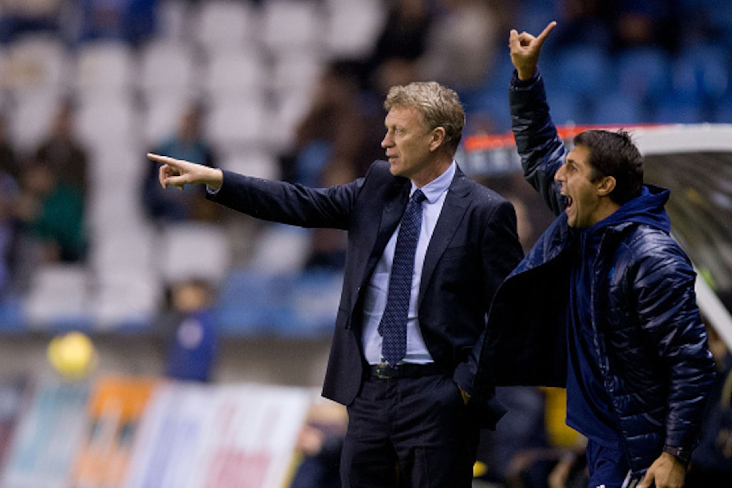 LA CORUNA, SPAIN - NOVEMBER 22:  Head coach David Moyes (L) Real Sociedad de Futbol gives instructions as his translator Erik Bretos (R) helps him during the La Liga match between RC Deportivo La Coruna and Real Sociedad de Futbol at Riazor Stadium on Nov