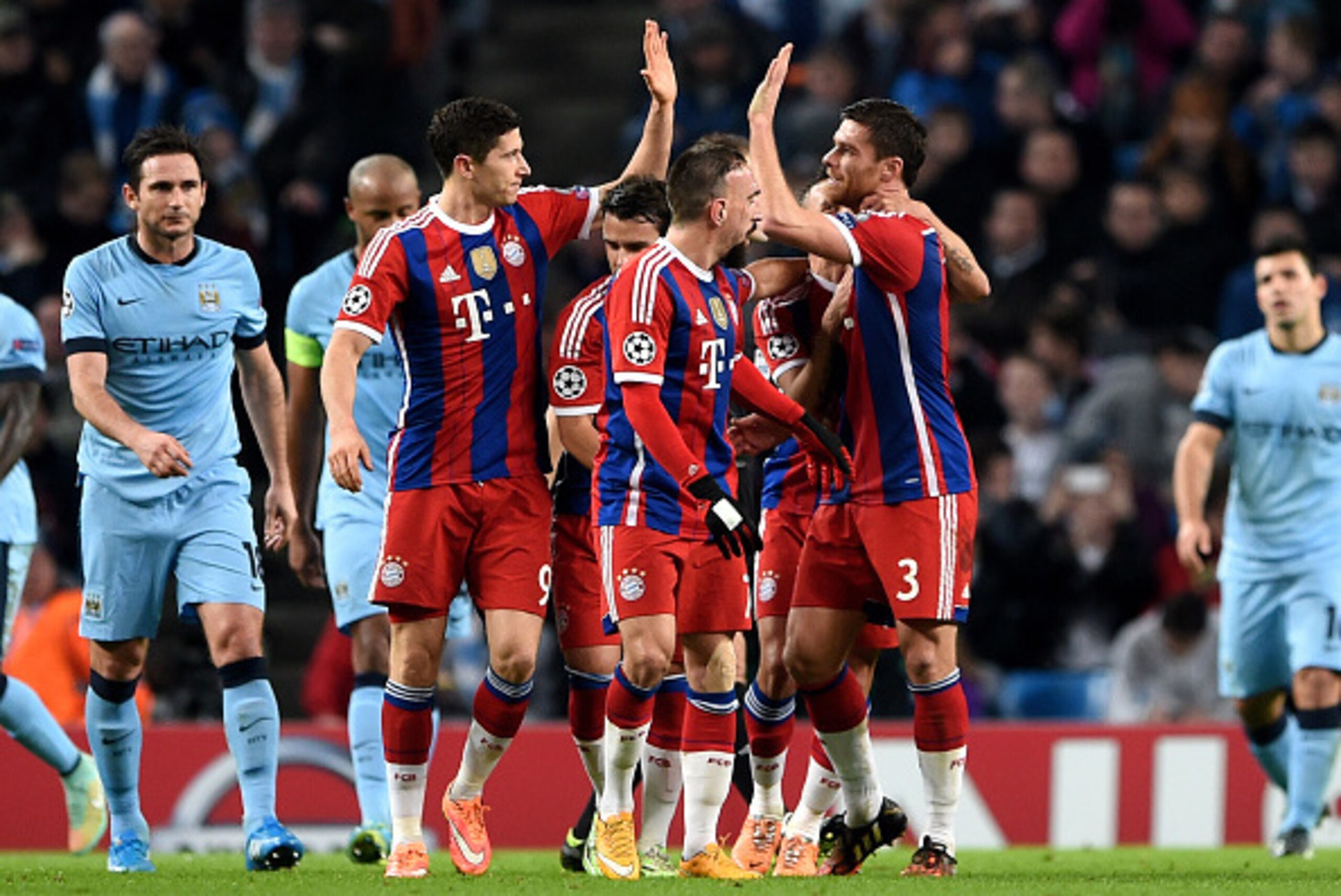 MANCHESTER, ENGLAND - NOVEMBER 25:  Xabi Alonso (R) #3 of Bayern Muenchen is congratulated by teammate Robert Lewandowski of Bayern Muenchen after scoring a goal to level the scores at 1-1 during the UEFA Champions League Group E match between Manchester 