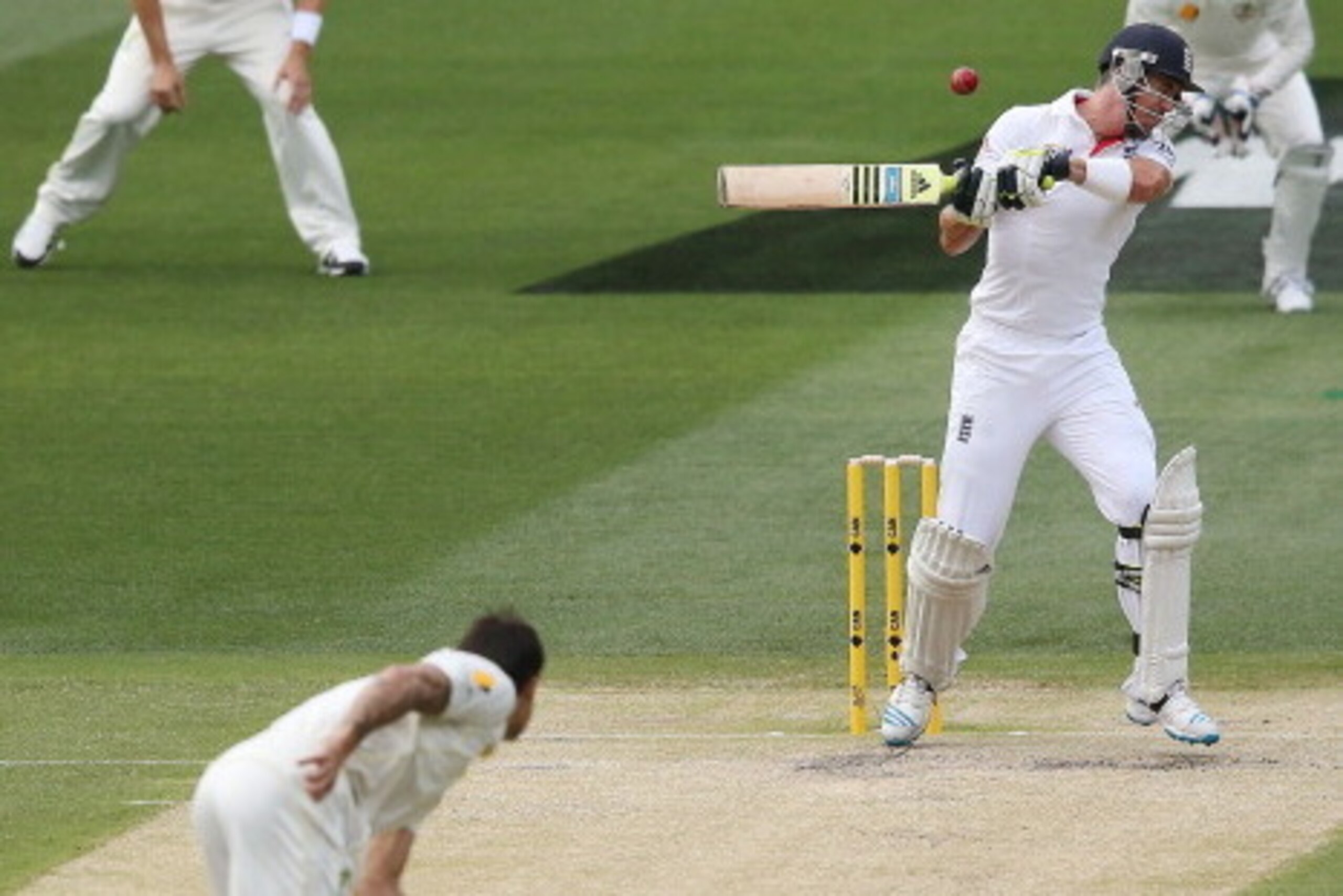 MELBOURNE, AUSTRALIA - DECEMBER 27: Mitchell Johnson of Australia bowls a bouncer to Kevin Pietersen of England during day two of the Fourth Ashes Test Match between Australia and England at Melbourne Cricket Ground on December 27, 2013 in Melbourne, Aus MELBOURNE, AUSTRALIA - DECEMBER 27: Mitchell Johnson of Australia bowls a bouncer to Kevin Pietersen of England during day two of the Fourth Ashes Test Match between Australia and England at Melbourne Cricket Ground on December 27, 2013 in Melbourne, Aus