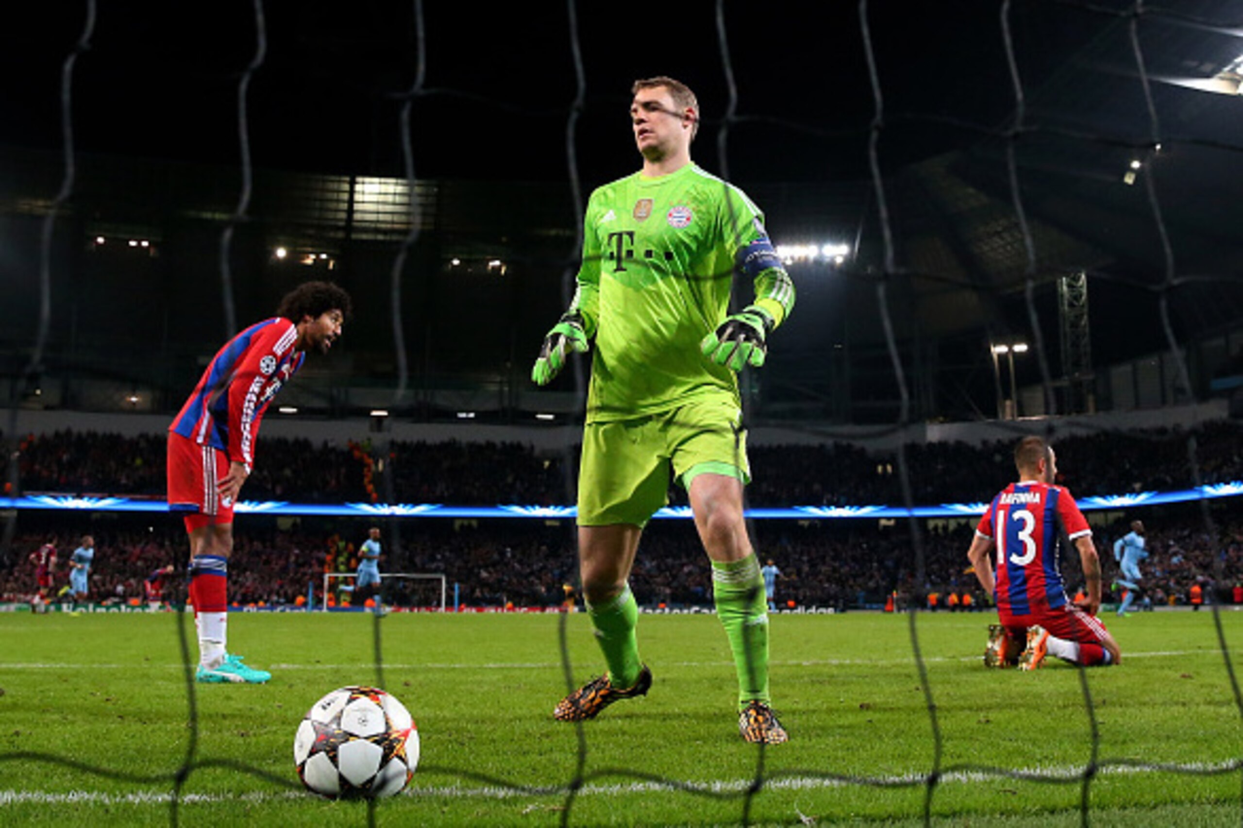 MANCHESTER, ENGLAND - NOVEMBER 25: A dejected Manuel Neuer of Bayern Muenchen and teammates react after Sergio Aguero of Manchester City scores the matchwinning goal during the UEFA Champions League Group E match between Manchester City and FC Bayern Mue MANCHESTER, ENGLAND - NOVEMBER 25: A dejected Manuel Neuer of Bayern Muenchen and teammates react after Sergio Aguero of Manchester City scores the matchwinning goal during the UEFA Champions League Group E match between Manchester City and FC Bayern Mue