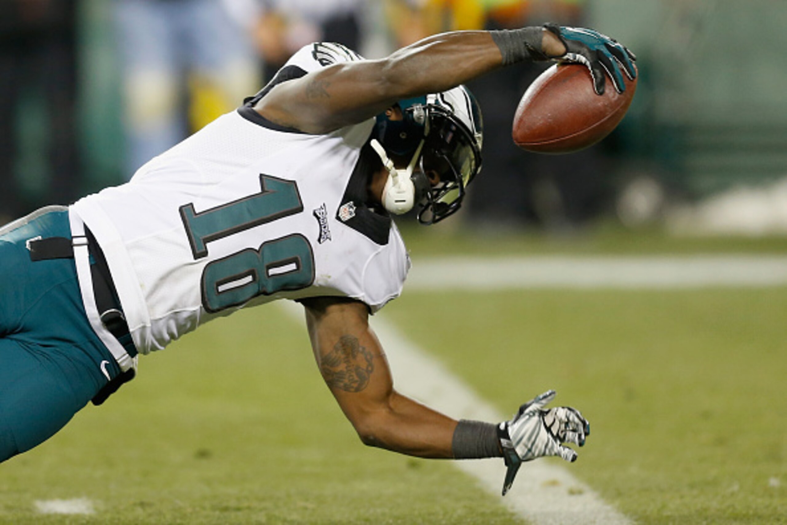 GREEN BAY, WI - NOVEMBER 16: Jeremy Maclin #18 of the Philadelphia Eagles stretches for a touchdown after a reception against the Green Bay Packers during the fourth quarter of the game at Lambeau Field on November 16, 2014 in Green Bay, Wisconsin. (Pho GREEN BAY, WI - NOVEMBER 16: Jeremy Maclin #18 of the Philadelphia Eagles stretches for a touchdown after a reception against the Green Bay Packers during the fourth quarter of the game at Lambeau Field on November 16, 2014 in Green Bay, Wisconsin. (Pho