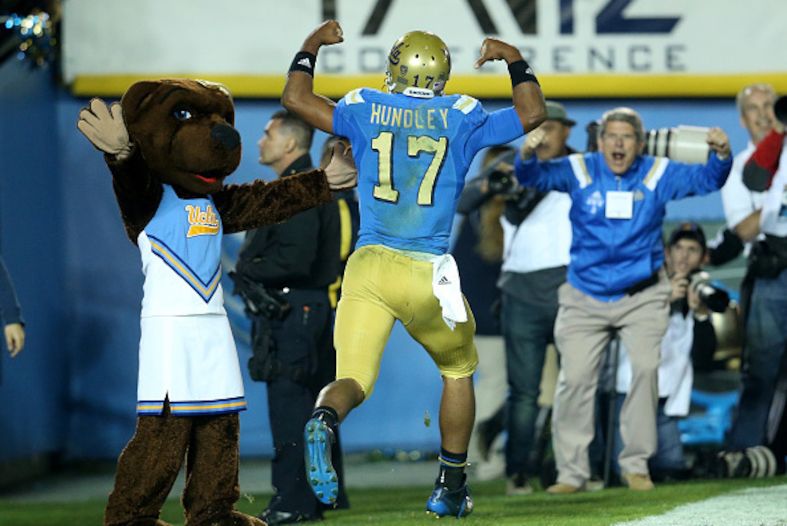 PASADENA, CA - NOVEMBER 22:  Quarterback Brett Hundley #17 of the UCLA Bruins celebrates in the end zone after scoring on a 15 yard touchdown run in the third quarter against the USC Trojans at the Rose Bowl on November 22, 2014 in Pasadena, California.  