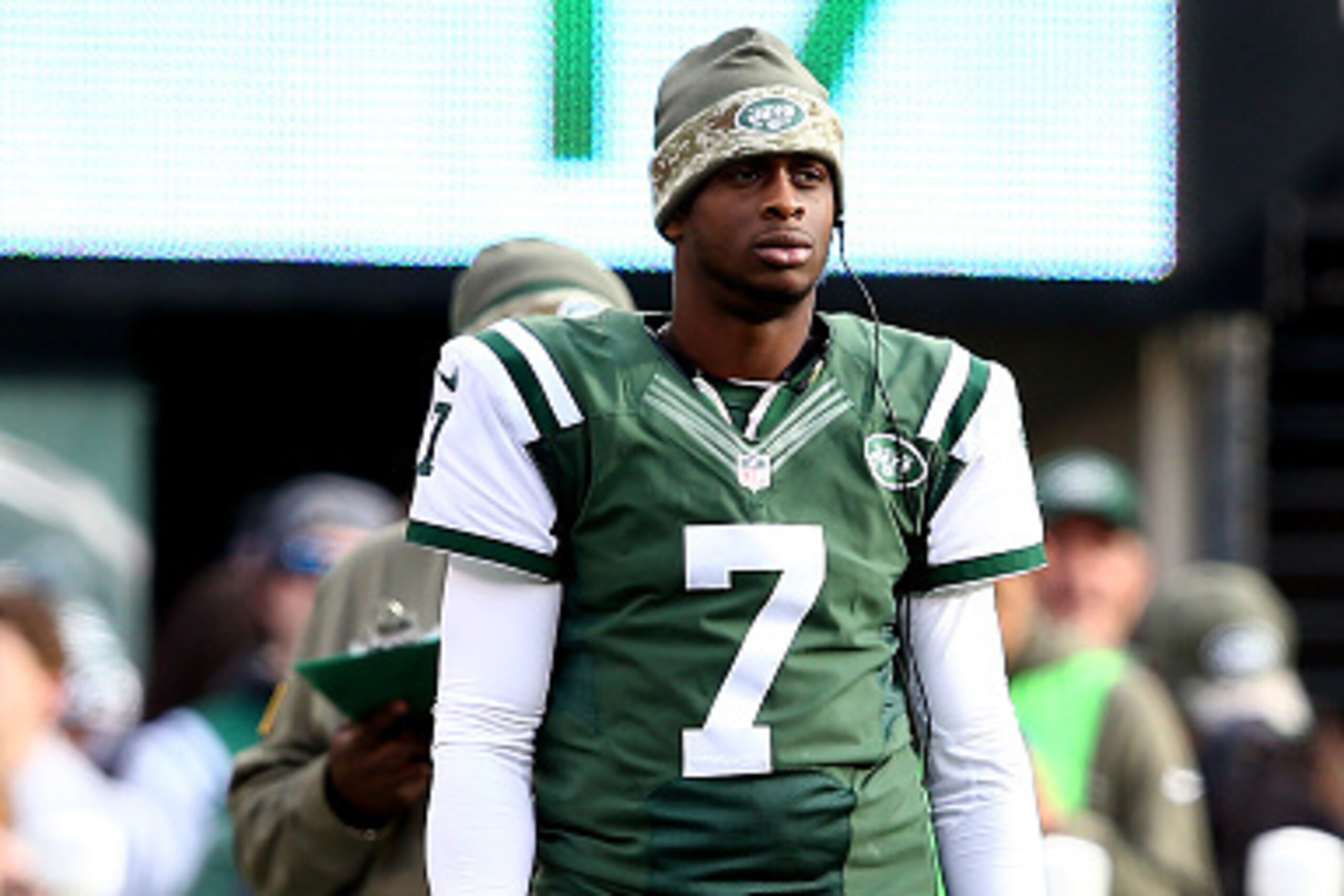 EAST RUTHERFORD, NJ - NOVEMBER 09: Quarterback Geno Smith #7 of the New York Jets looks on from the sideline against the Pittsburgh Steelers during a game at MetLife Stadium on November 9, 2014 in East Rutherford, New Jersey.  (Photo by Elsa/Getty Images)