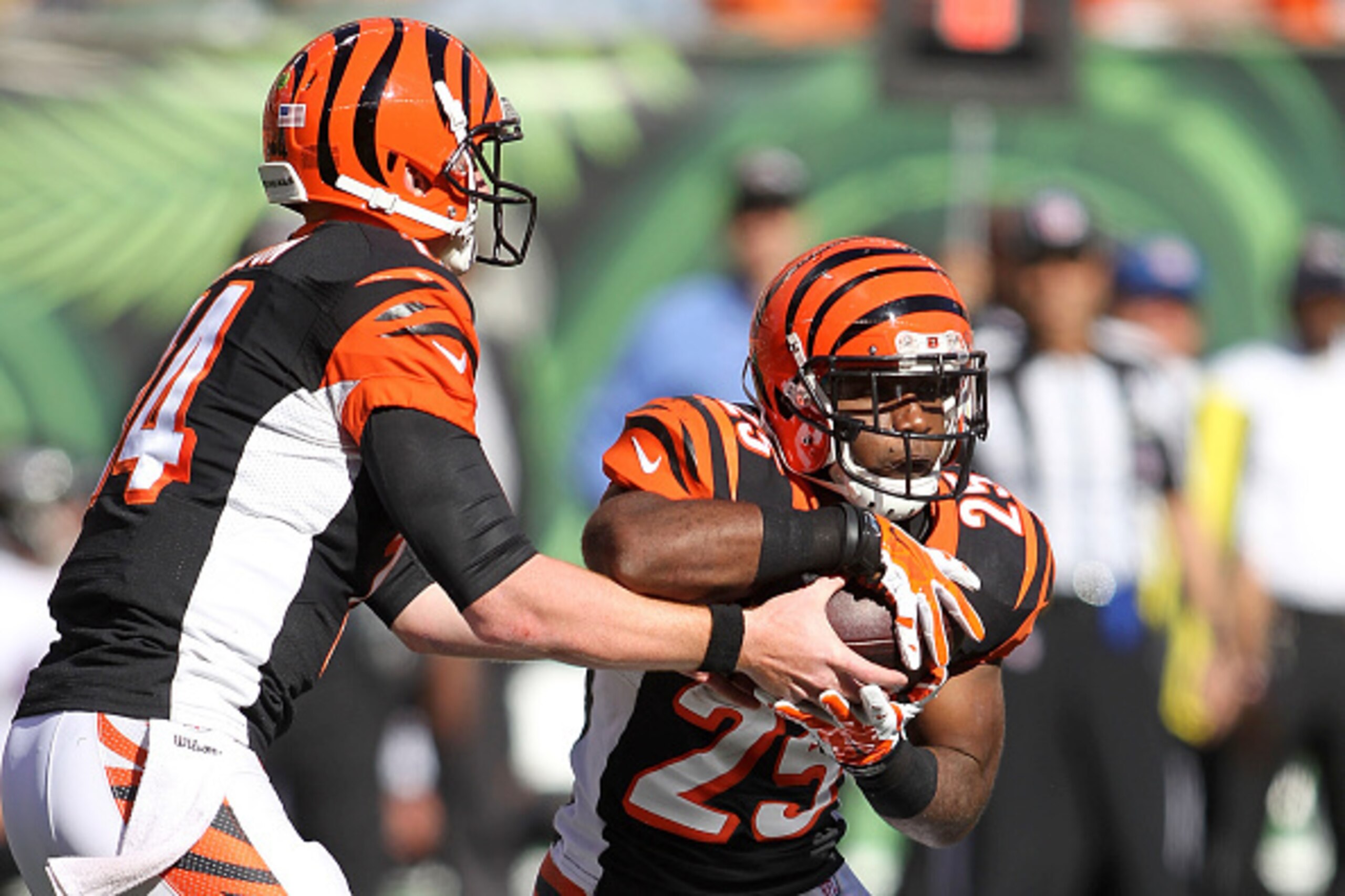 CINCINNATI, OH - OCTOBER 26: Andy Dalton #14 of the Cincinnati Bengals hands the ball off to Giovani Bernard #25 of the Cincinnati Bengals during the third quarter of the game against the Baltimore Ravens at Paul Brown Stadium on October 26, 2014 in Cinc CINCINNATI, OH - OCTOBER 26: Andy Dalton #14 of the Cincinnati Bengals hands the ball off to Giovani Bernard #25 of the Cincinnati Bengals during the third quarter of the game against the Baltimore Ravens at Paul Brown Stadium on October 26, 2014 in Cinc