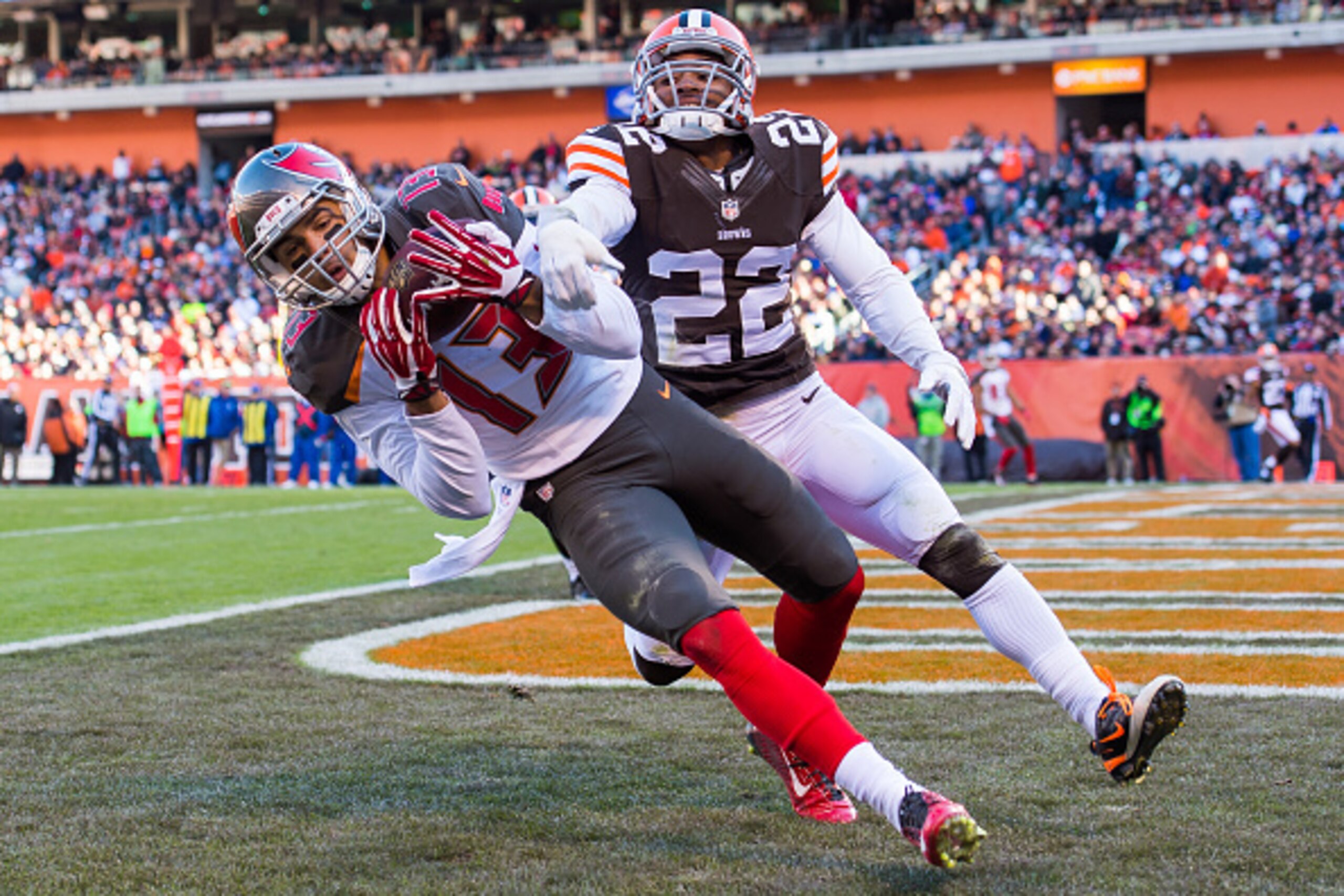 CLEVELAND, OH - NOVEMBER 2: Wide receiver Mike Evans #13 of the Tampa Bay Buccaneers catches a touchdown pass while under pressure from cornerback Buster Skrine #22 of the Cleveland Browns during the second half at FirstEnergy Stadium on November 2, 2014 CLEVELAND, OH - NOVEMBER 2: Wide receiver Mike Evans #13 of the Tampa Bay Buccaneers catches a touchdown pass while under pressure from cornerback Buster Skrine #22 of the Cleveland Browns during the second half at FirstEnergy Stadium on November 2, 2014