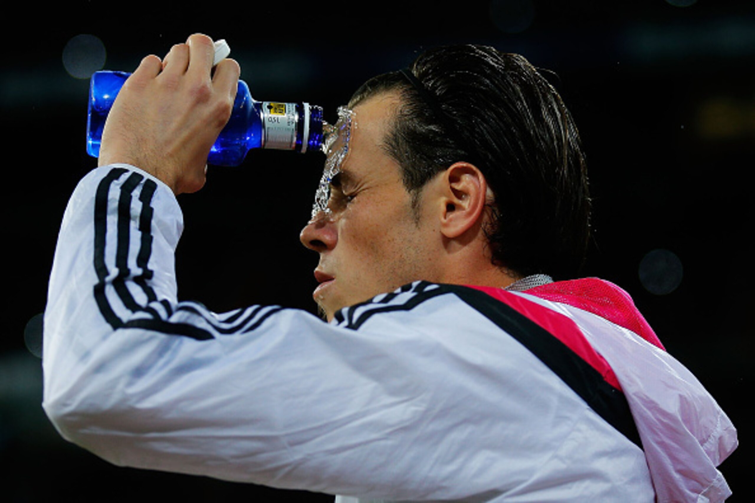 MADRID, SPAIN - NOVEMBER 08:  Gareth Bale of Real Madrid CF spreads bottling water over his face as he enters the pitch  prior to start the La Liga match between Real Madrid CF and Rayo Vallecano de Madrid at Estadio Santiago Bernabeu on November 8, 2014 