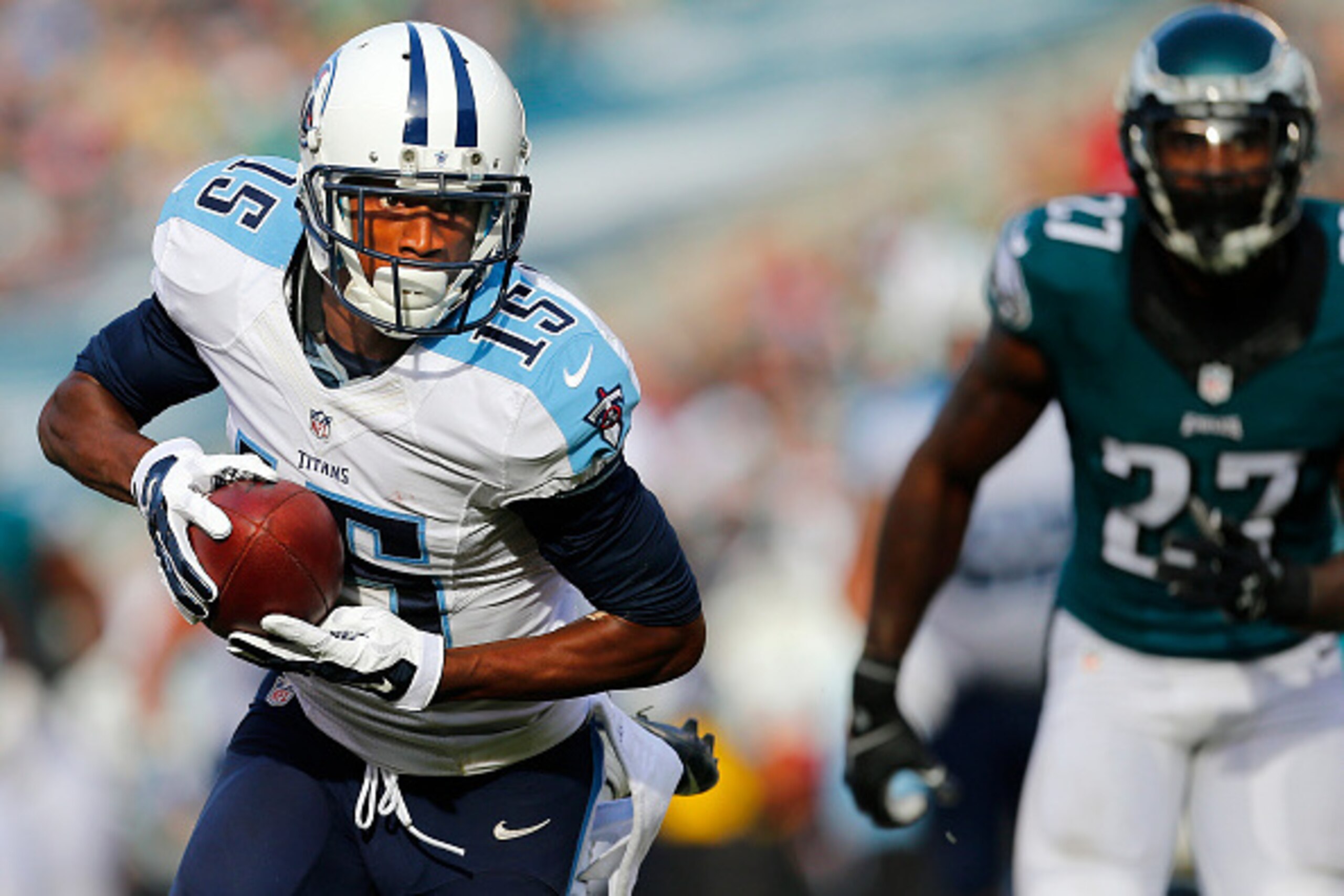 PHILADELPHIA, PA - NOVEMBER 23: Justin Hunter #15 of the Tennessee Titans runs for a touchdown after making a catch in the second quarter of the game against the Philadelphia Eagles at Lincoln Financial Field on November 23, 2014 in Philadelphia, Pennsylv