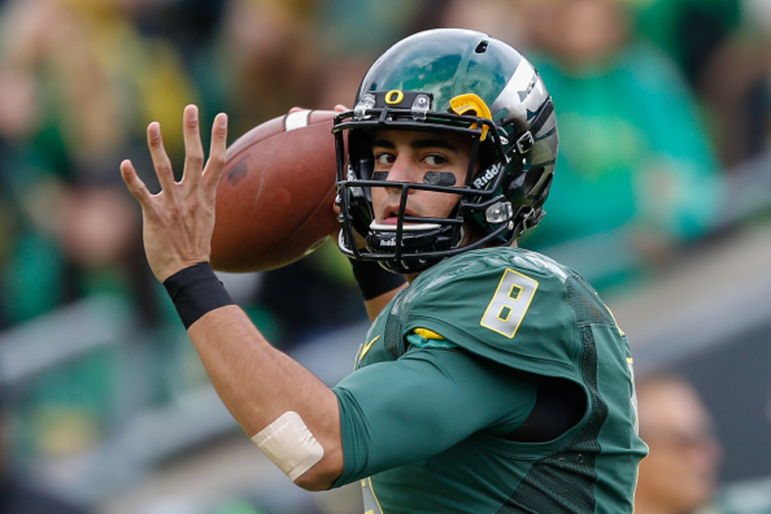 EUGENE, OR - NOVEMBER 22:  Quarterback Marcus Mariota #8 of the Oregon Ducks warms up prior to the game against the Colorado Buffaloes at Autzen Stadium on November 22, 2014 in Eugene, Oregon.  (Photo by Otto Greule Jr/Getty Images)
