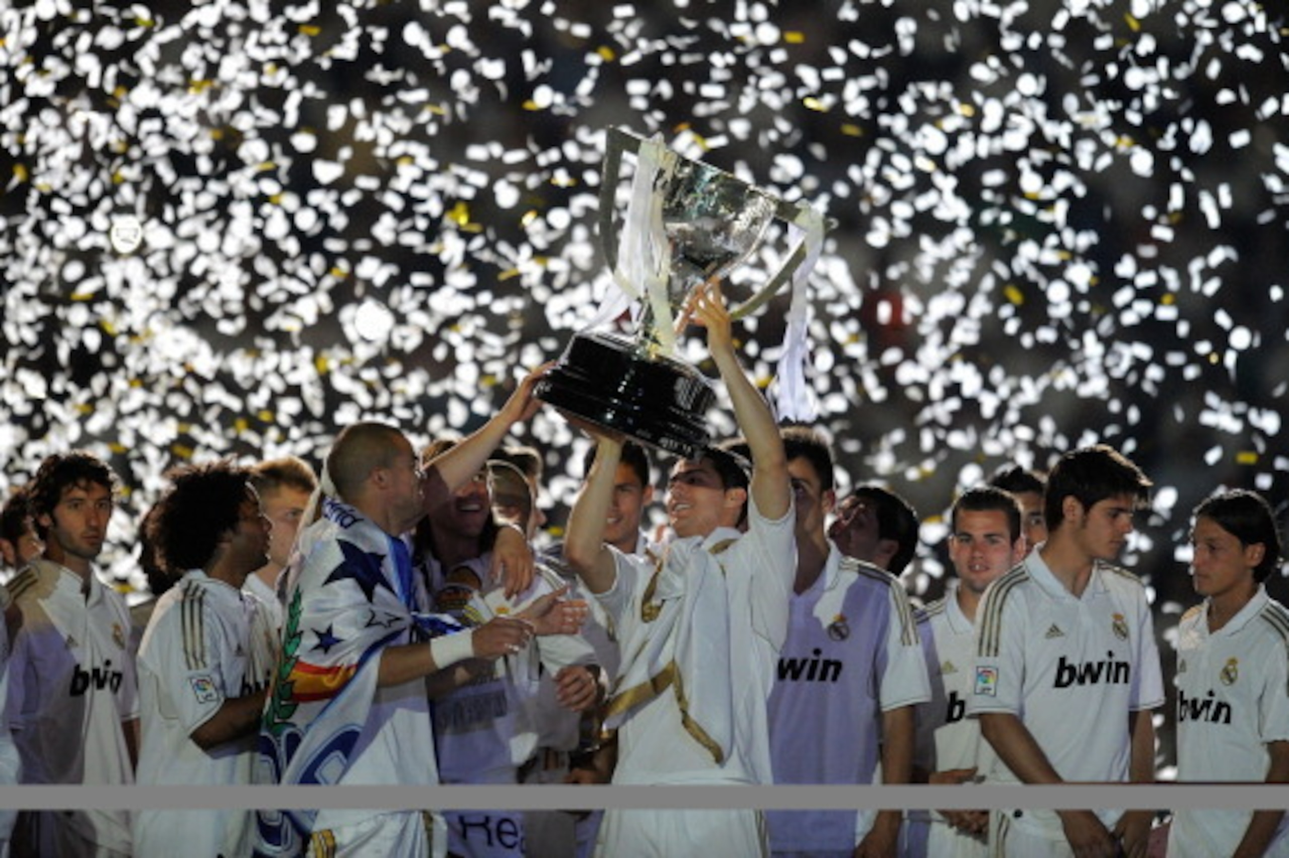 MADRID, SPAIN - MAY 13:  Cristiano Ronaldo of Real Madrid CF holds up the La Liga trophy as he celebrates winning the La Liga title with team-mates after the La Liga match between Real Madrid CF and RCD Mallorca at Estadio Santiago Bernabeu on May 13, 201