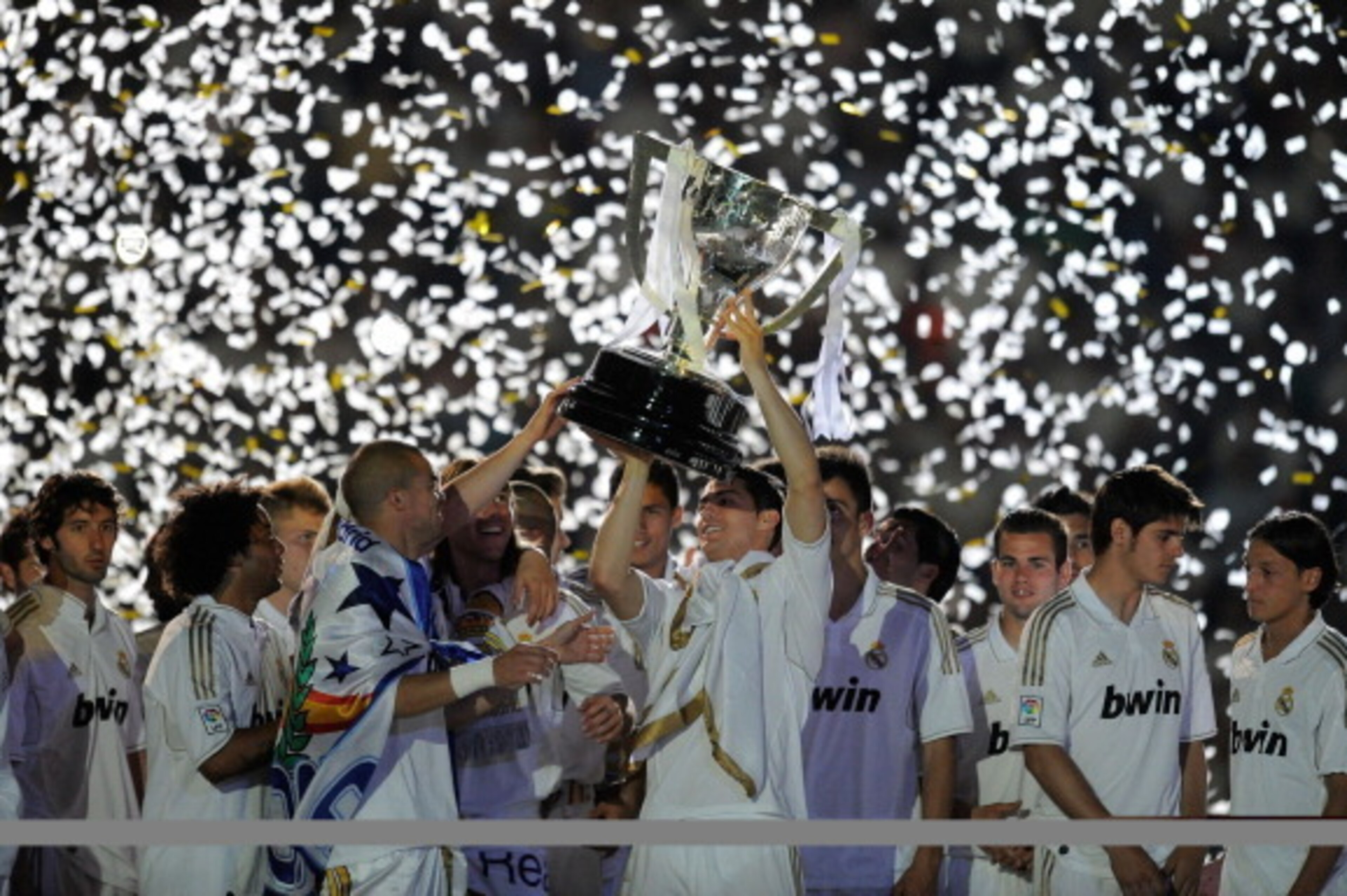 MADRID, SPAIN - MAY 13: Cristiano Ronaldo of Real Madrid CF holds up the La Liga trophy as he celebrates winning the La Liga title with team-mates after the La Liga match between Real Madrid CF and RCD Mallorca at Estadio Santiago Bernabeu on May 13, 201 MADRID, SPAIN - MAY 13: Cristiano Ronaldo of Real Madrid CF holds up the La Liga trophy as he celebrates winning the La Liga title with team-mates after the La Liga match between Real Madrid CF and RCD Mallorca at Estadio Santiago Bernabeu on May 13, 201
