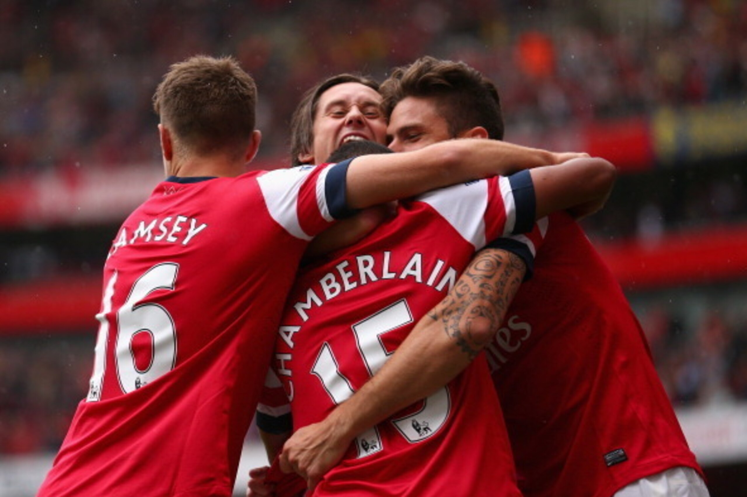 LONDON, ENGLAND - AUGUST 17:  Olivier Giroud of Arsenal (R) celebrates after scoring the opening goal with team mates Aaron Ramsey, Tomas Rosicky and Alex Oxlade-Chamberlain during the Barclays Premier League match between Arsenal and Aston Villa at Emira