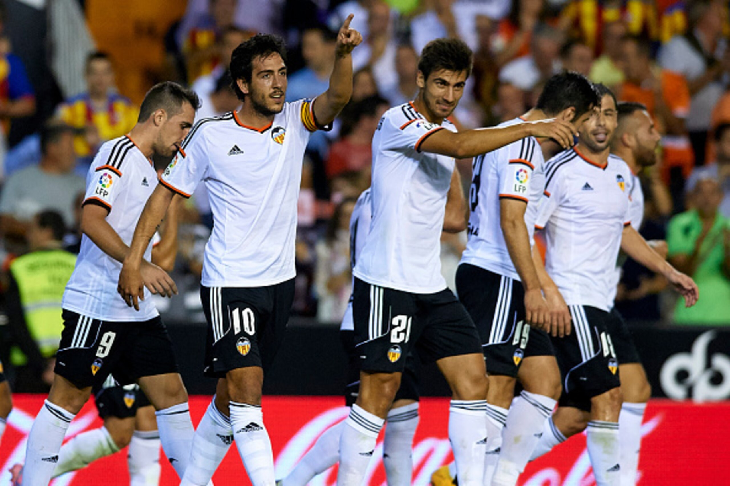 VALENCIA, SPAIN - OCTOBER 25:  Dani Parejo (2nd L) of Valencia celebrates scoring with his teammates during the La Liga match between Valencia CF and Elche CF at Estadio Mestalla on October 25, 2014 in Valencia, Spain.  (Photo by Manuel Queimadelos Alonso