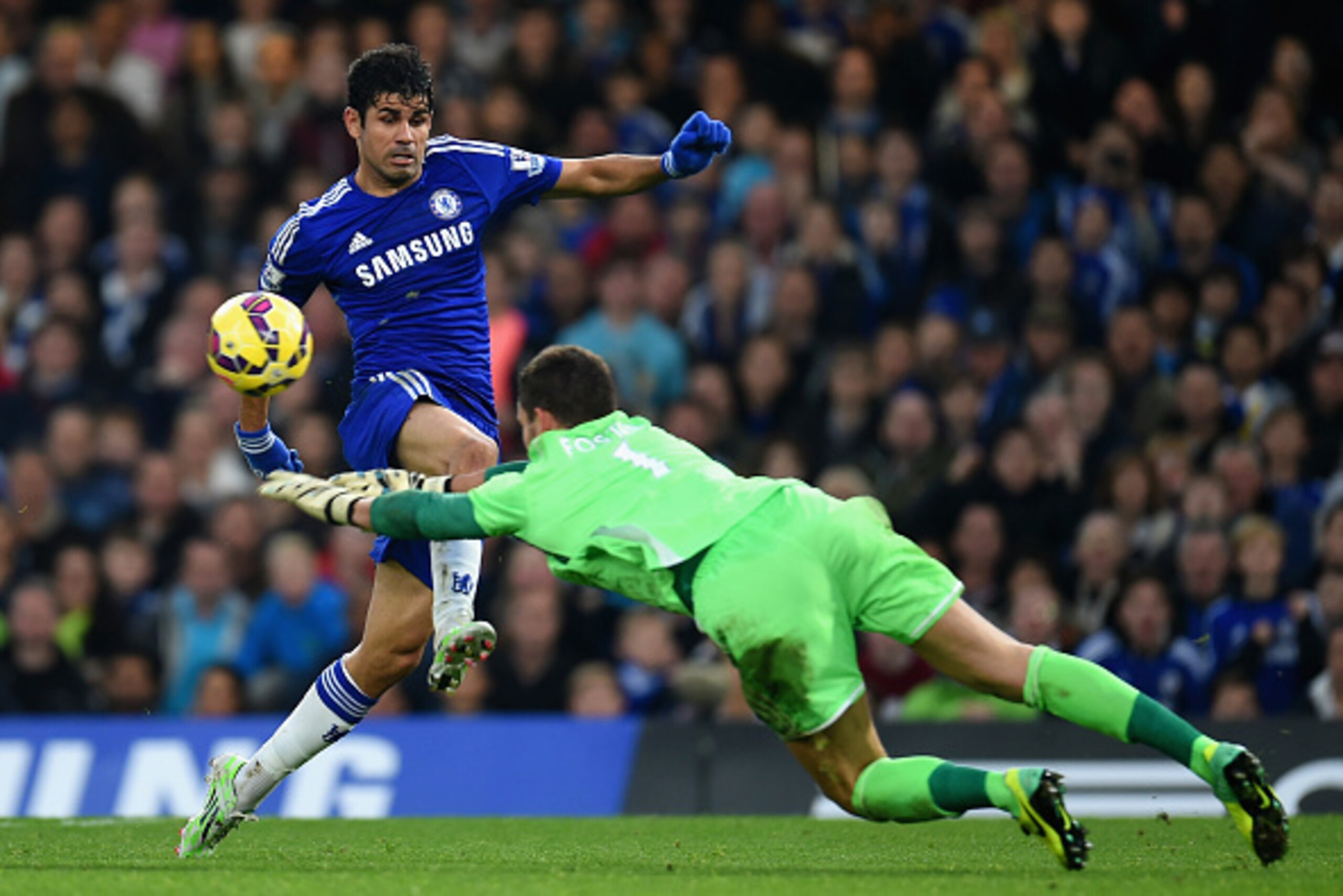 LONDON, ENGLAND - NOVEMBER 22:  Diego Costa of Chelsea is challenged by Ben Foster of West Brom during the Barclays Premier League match between Chelsea and West Bromwich Albion at Stamford Bridge on November 22, 2014 in London, England.  (Photo by Tom Du