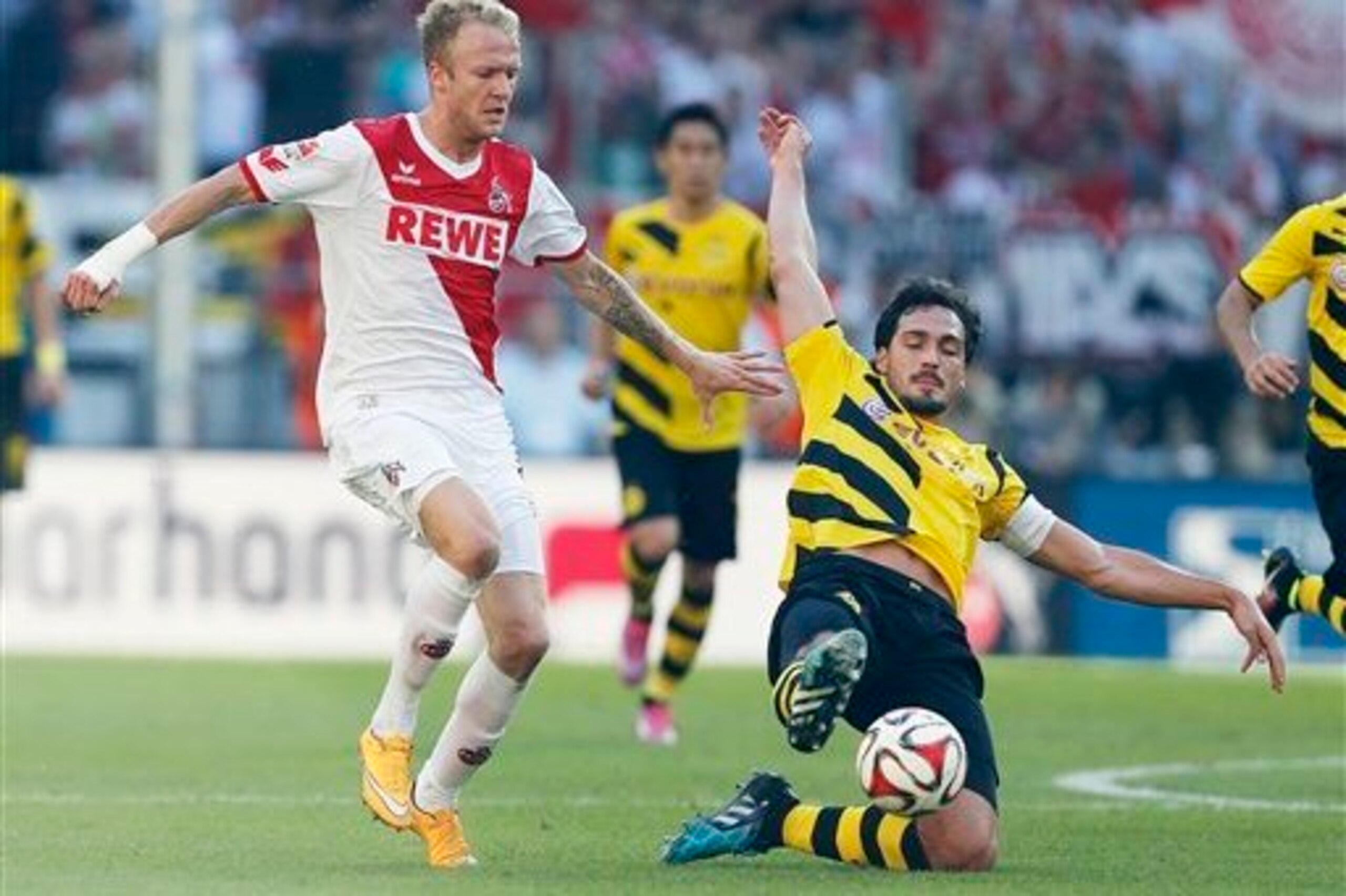 Mats Hummels could boost United's defence