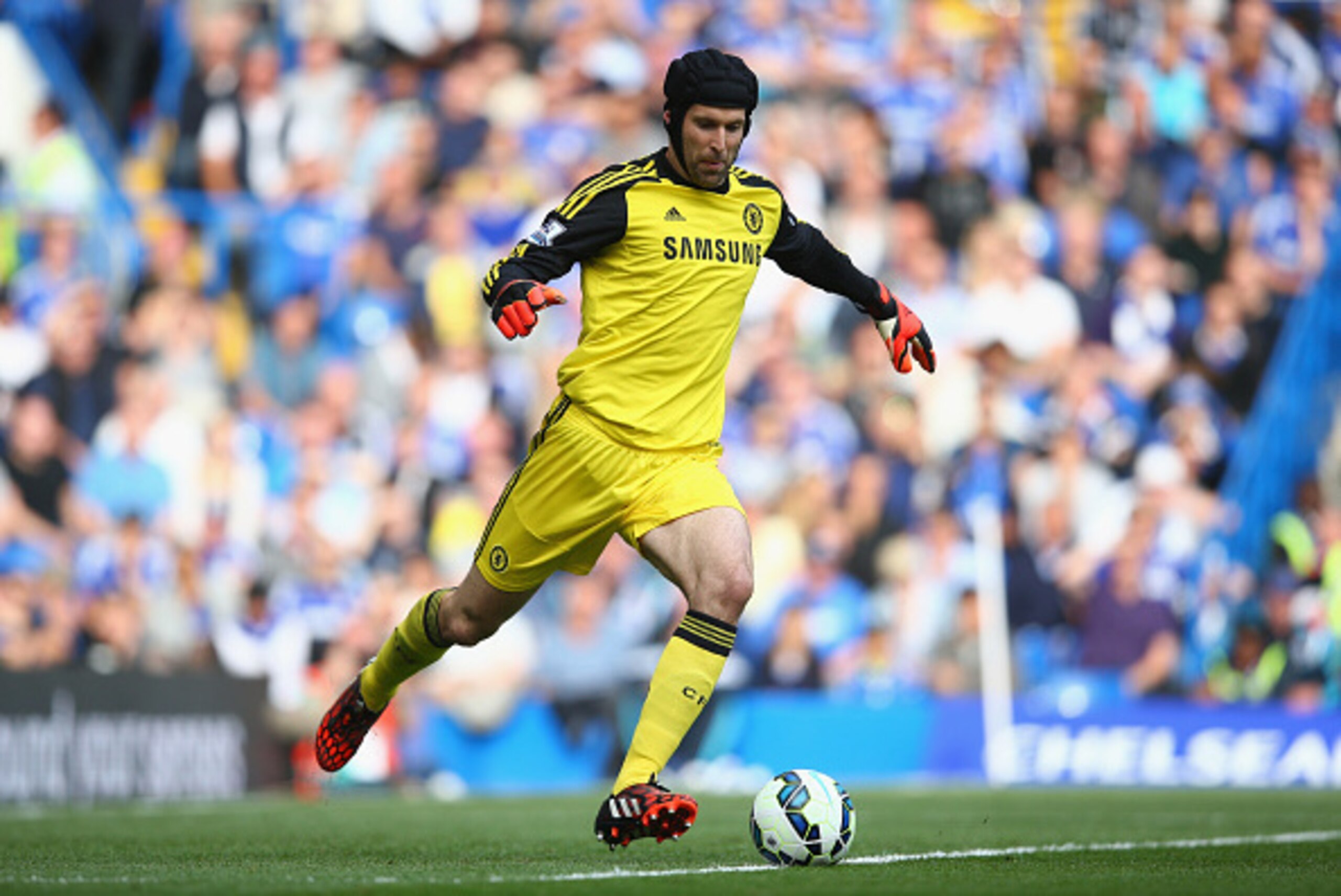 LONDON, ENGLAND - OCTOBER 05:  Petr Cech of Chelsea in action during the Barclays Premier League match between Chelsea and Arsenal at Stamford Bridge on October 4, 2014 in London, England.  (Photo by Paul Gilham/Getty Images)