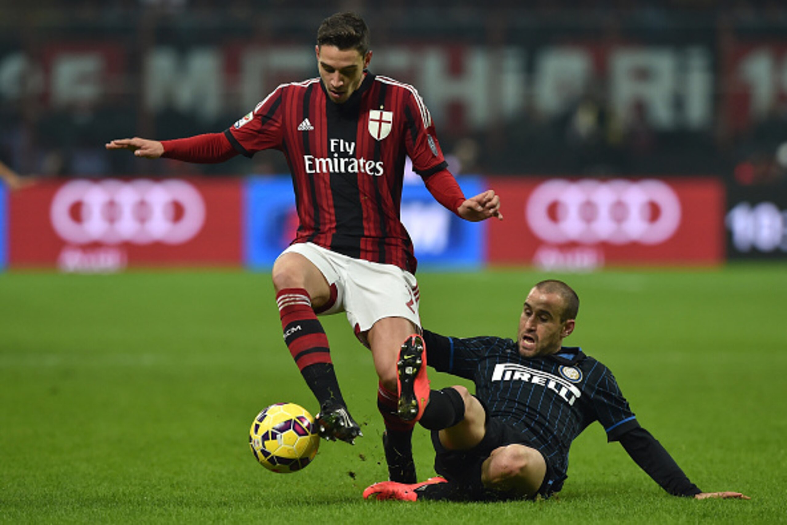 MILAN, ITALY - NOVEMBER 23: Mattia De Sciglio (L) of AC Milan is challenged by Rodrigo Palacio of FC Internazionale Milano during the Serie A match between AC Milan and FC Internazionale Milano at Stadio Giuseppe Meazza on November 23, 2014 in Milan, Ita MILAN, ITALY - NOVEMBER 23: Mattia De Sciglio (L) of AC Milan is challenged by Rodrigo Palacio of FC Internazionale Milano during the Serie A match between AC Milan and FC Internazionale Milano at Stadio Giuseppe Meazza on November 23, 2014 in Milan, Ita