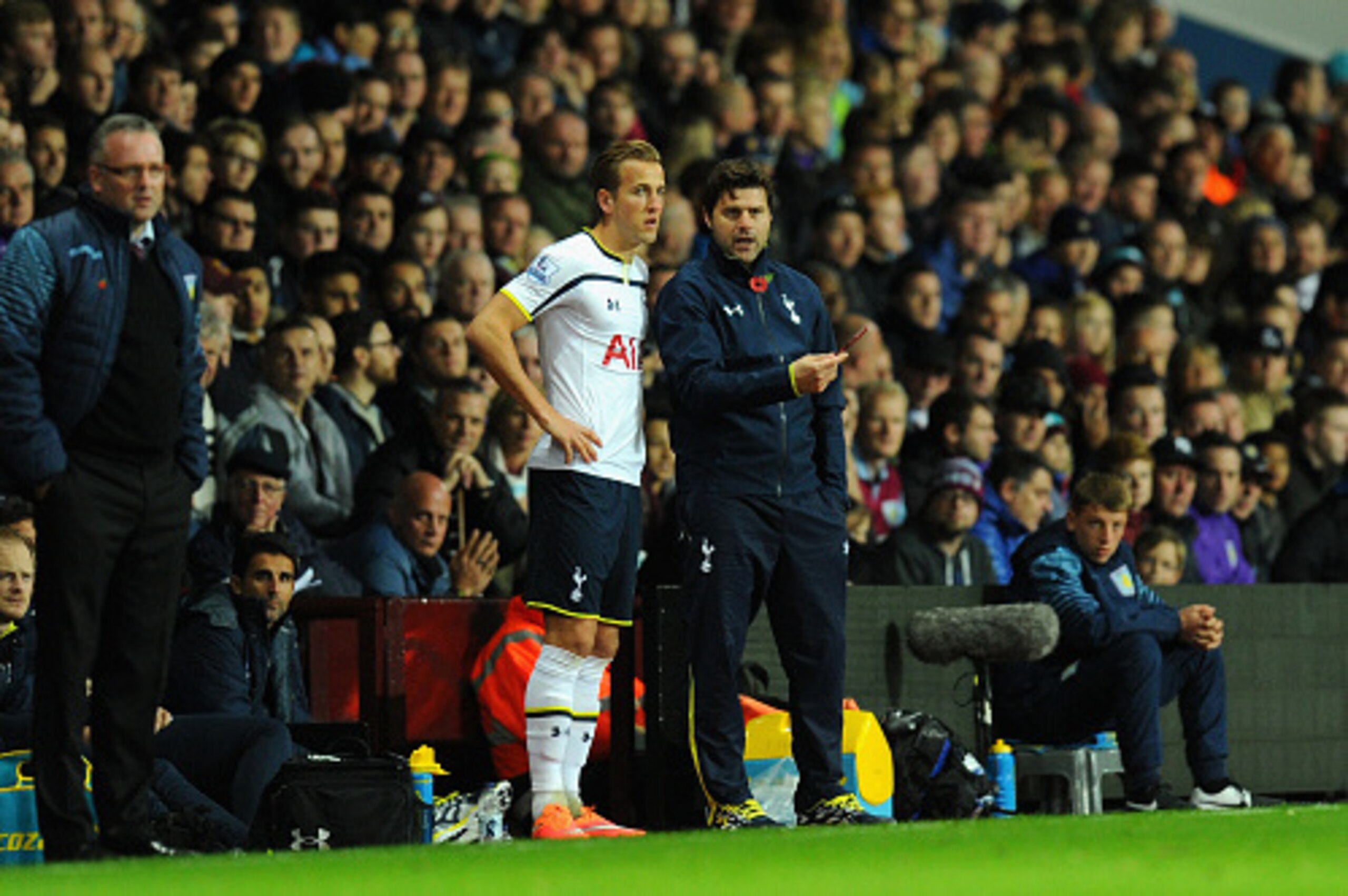 BIRMINGHAM, ENGLAND - NOVEMBER 02:  Spurs striker Harry Kane is spoke to by manager Mauricio Pochettino (r) before coming on to score the winning goal during the Barclays Premier League match between Aston Villa and Tottenham Hotspur at Villa Park on Nove