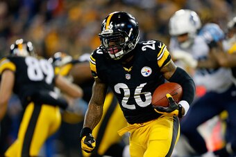 NASHVILLE, TN - NOVEMBER 17:   Le'Veon Bell #26 of the Pittsburgh Steelers runs the ball against the Tennessee Titans in the first quarter of the game at LP Field on November 17, 2014 in Nashville, Tennessee.  (Photo by Wesley Hitt/Getty Images)