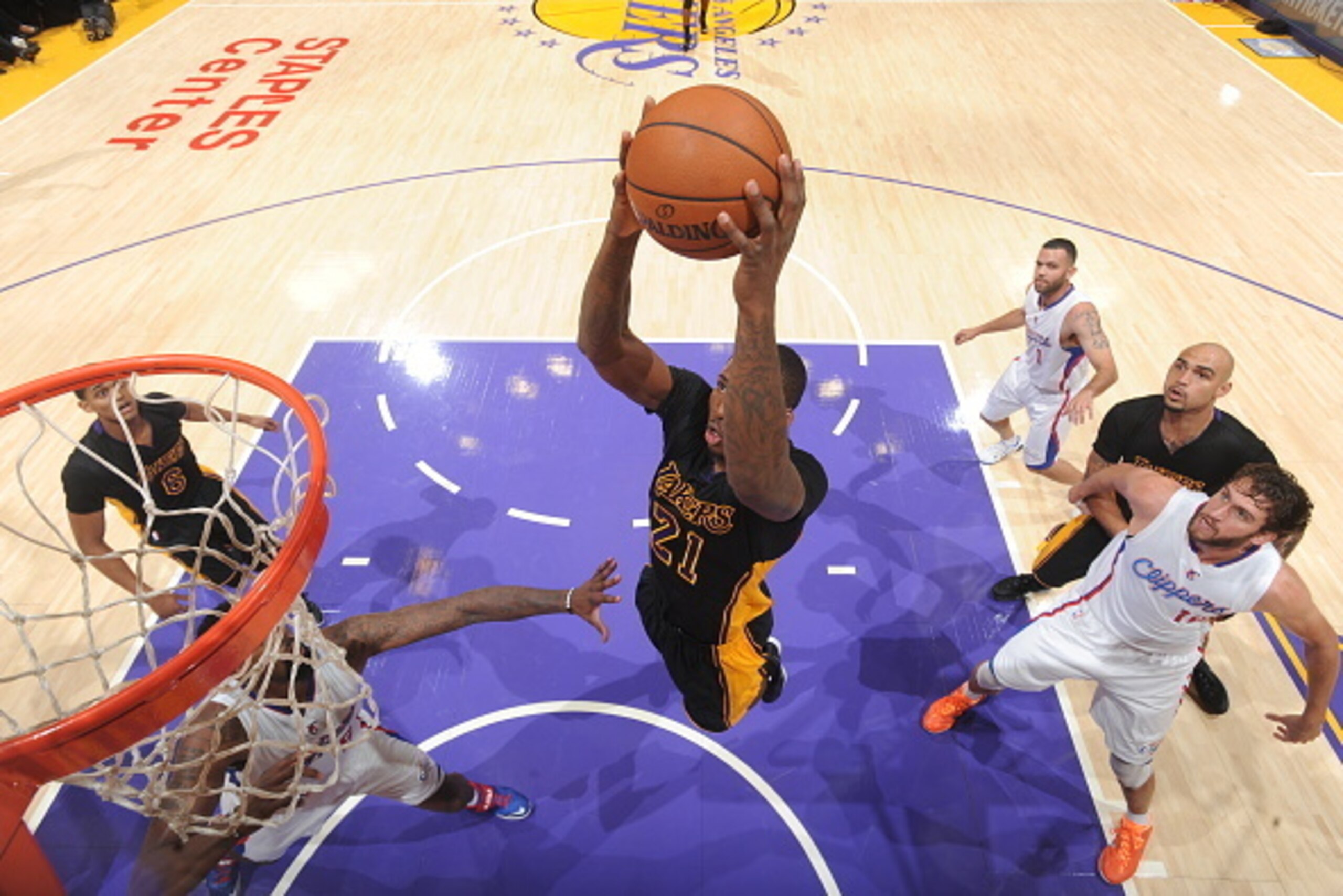 LOS ANGELES, CA - OCTOBER 31:  Ed Davis #21 of the Los Angeles Lakers goes up for a dunk against the Los Angeles Clippers on October 31, 2014 at STAPLES Center in Los Angeles, California. NOTE TO USER: User expressly acknowledges and agrees that, by downl