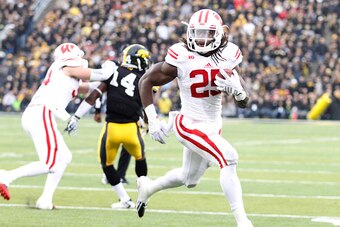 IOWA CITY, IA - NOVEMBER 22:  Running back Melvin Gordon #25 of the Wisconsin Badgers runs in for a touchdown in the second quarter agqinst the Iowa Hawkeyes, on November 22, 2014 at Kinnick Stadium, in Iowa City, Iowa.  (Photo by Matthew Holst/Getty Imag