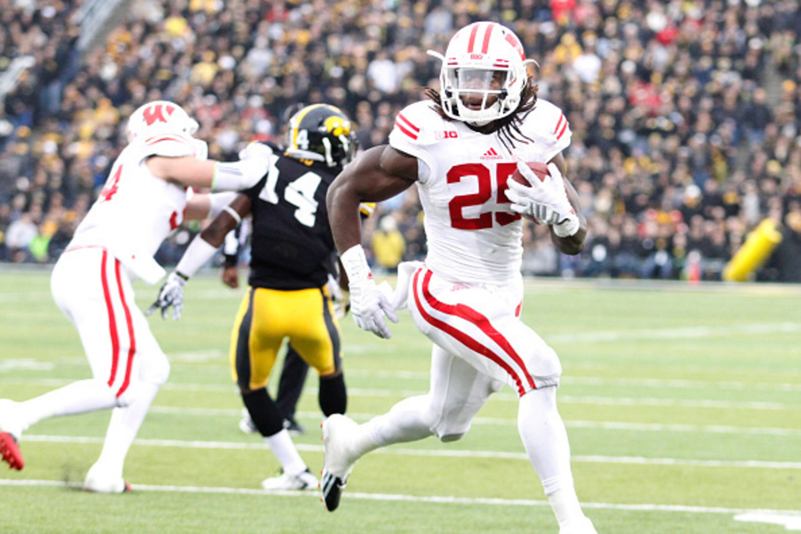 IOWA CITY, IA - NOVEMBER 22:  Running back Melvin Gordon #25 of the Wisconsin Badgers runs in for a touchdown in the second quarter agqinst the Iowa Hawkeyes, on November 22, 2014 at Kinnick Stadium, in Iowa City, Iowa.  (Photo by Matthew Holst/Getty Imag