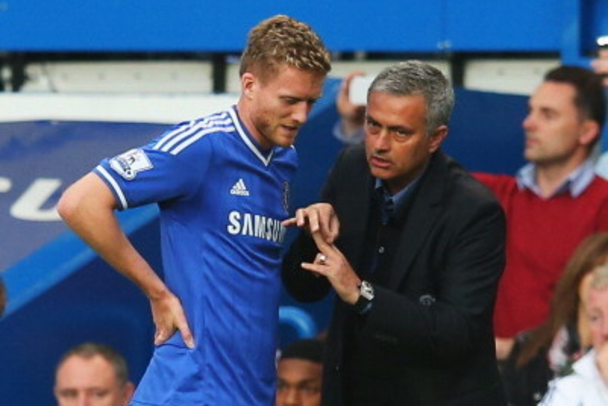 LONDON, ENGLAND - SEPTEMBER 21:  Andre Schurrle of Chelsea talks with his manager Jose Mourinho during the Barclays Premier League match between Chelsea and Fulham at Stamford Bridge on September 21, 2013 in London, England.  (Photo by Julian Finney/Getty