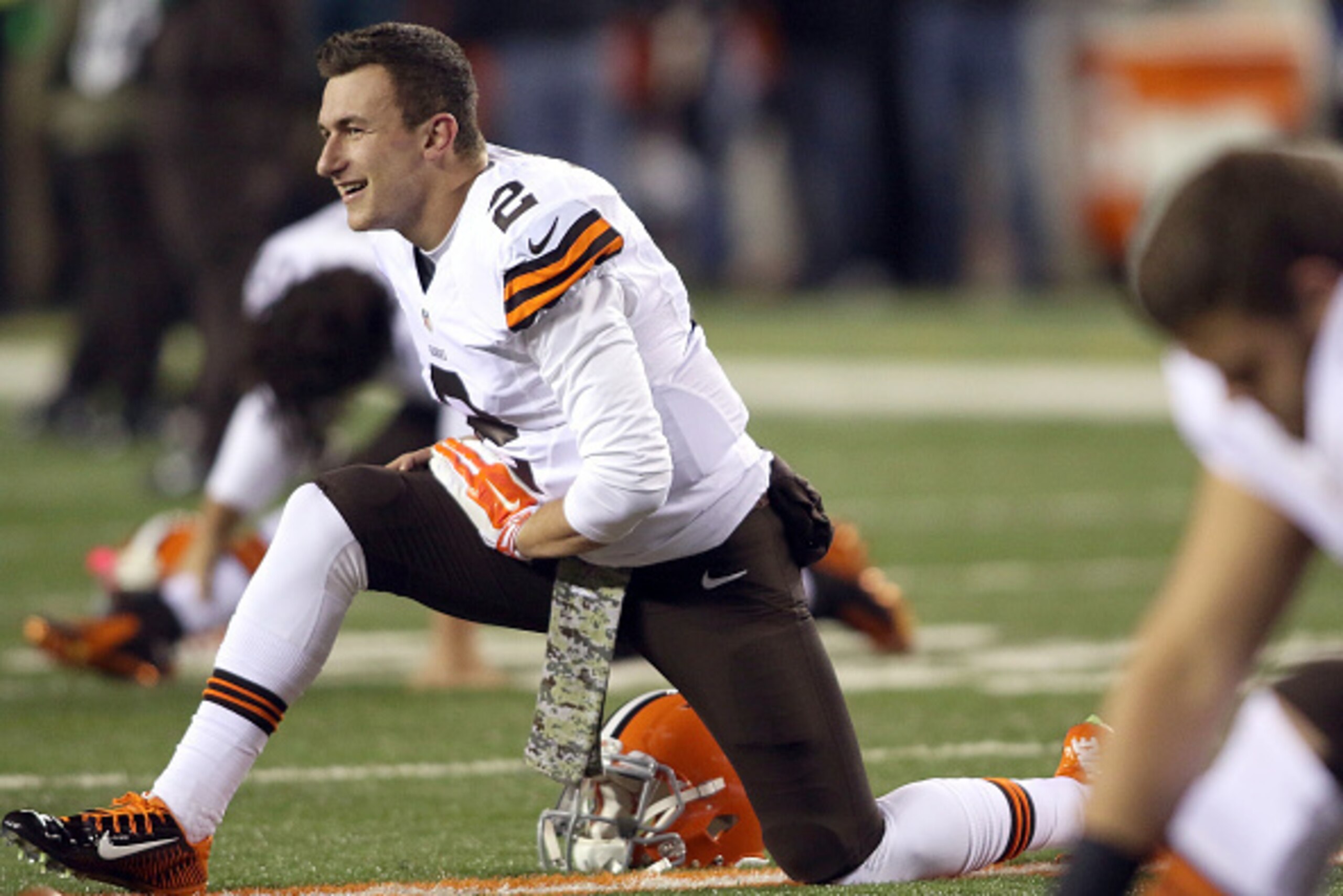 CINCINNATI, OH - NOVEMBER 6:  Johnny Manziel #2 of the Cleveland Browns warms up prior to the start of the game against the Cincinnati Bengals at Paul Brown Stadium on November 6, 2014 in Cincinnati, Ohio. (Photo by John Grieshop/Getty Images)