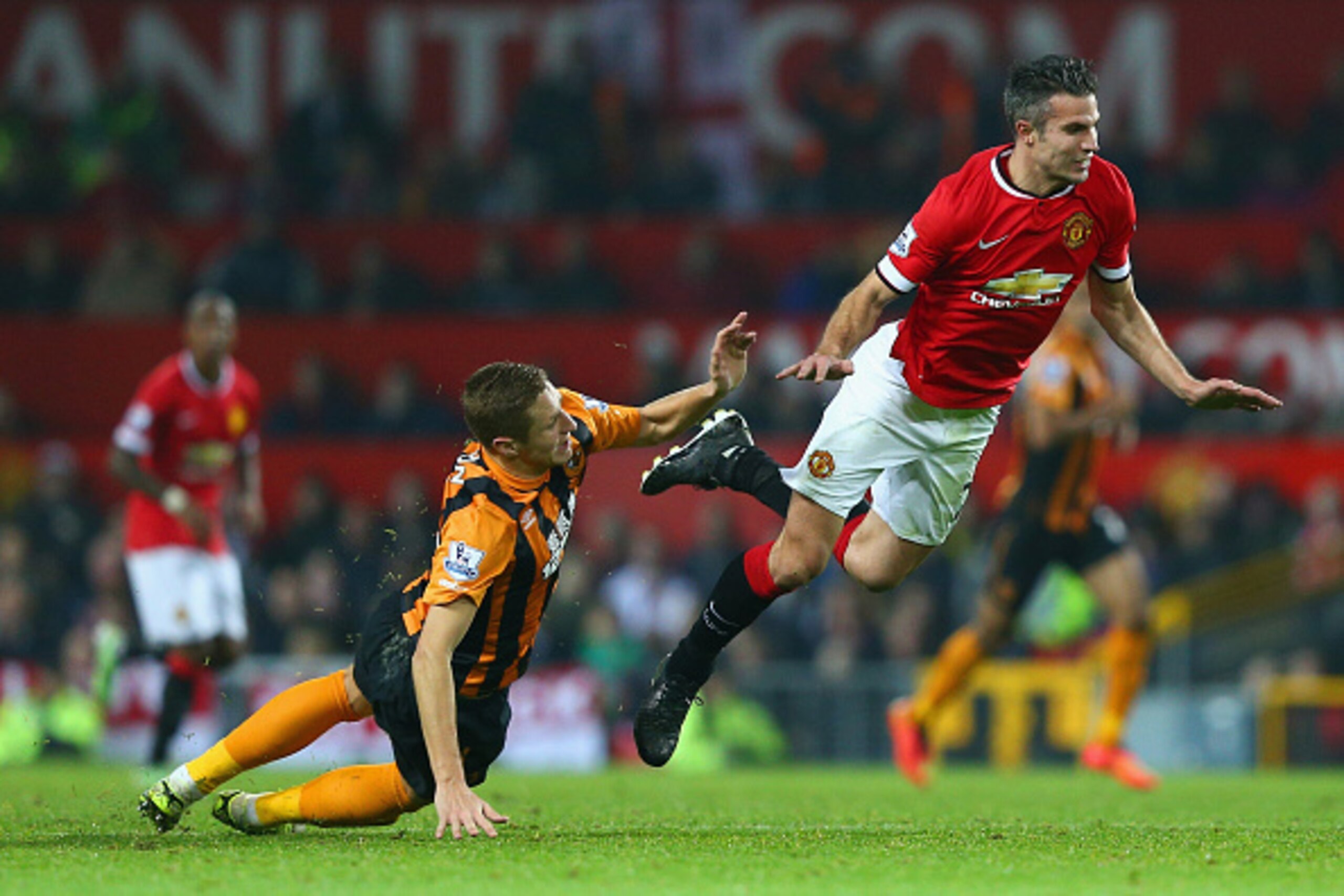 MANCHESTER, ENGLAND - NOVEMBER 29:  Robin van Persie of Manchester United clashes with Michael Dawson of Hull City during the Barclays Premier League match between Manchester United and Hull City at Old Trafford on November 29, 2014 in Manchester, England