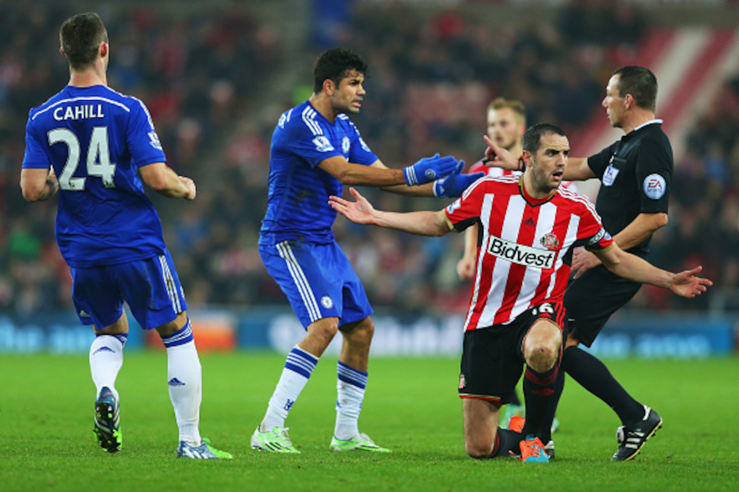 SUNDERLAND, ENGLAND - NOVEMBER 29: Diego Costa of Chelsea appeals to referee Kevin Friend after clashing with John O'Shea of Sunderland during the Barclays Premier League match between Sunderland and Chelsea at Stadium of Light on November 29, 2014 in Su SUNDERLAND, ENGLAND - NOVEMBER 29: Diego Costa of Chelsea appeals to referee Kevin Friend after clashing with John O'Shea of Sunderland during the Barclays Premier League match between Sunderland and Chelsea at Stadium of Light on November 29, 2014 in Su