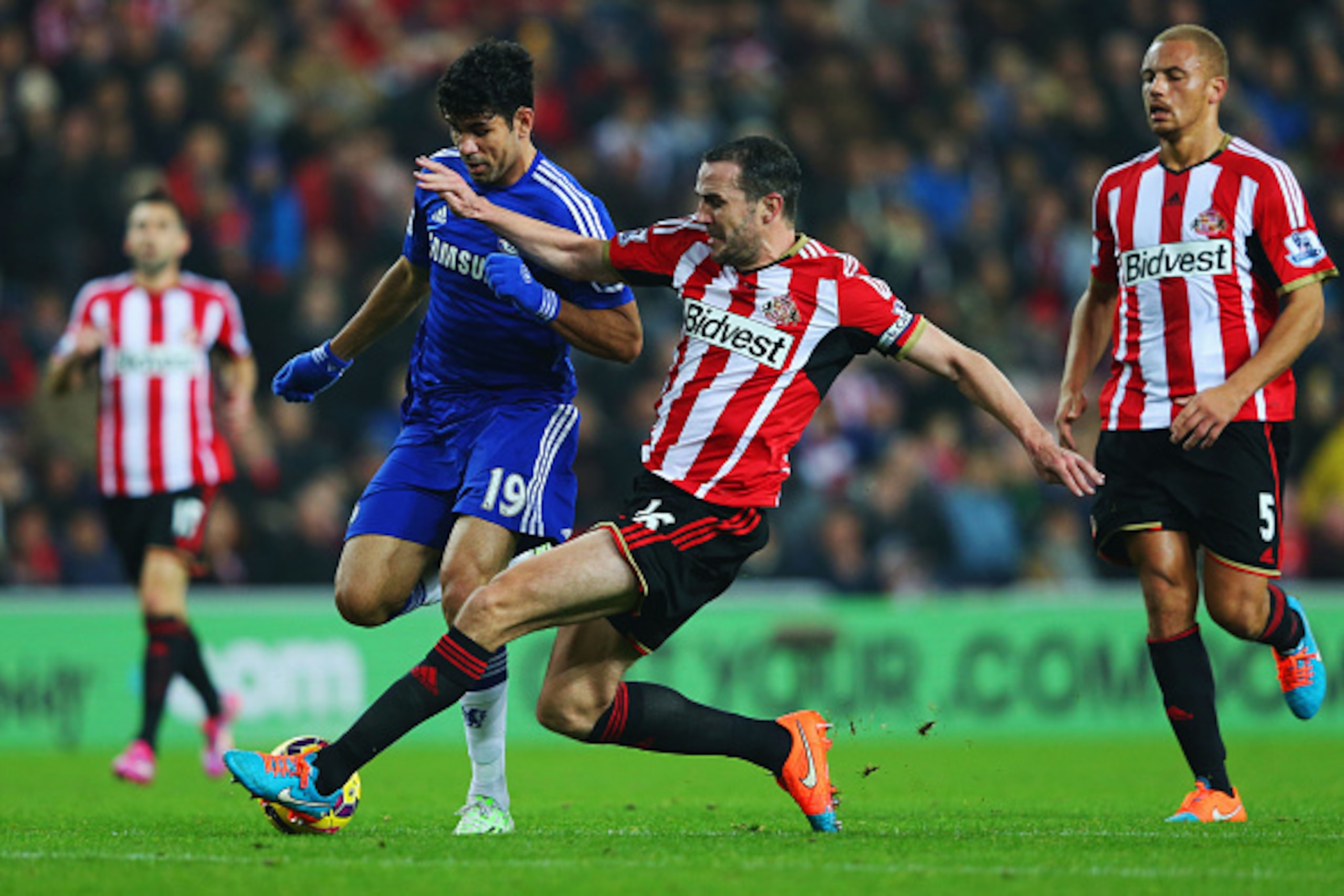 SUNDERLAND, ENGLAND - NOVEMBER 29: John O'Shea of Sunderland challenges Diego Costa of Chelsea during the Barclays Premier League match between Sunderland and Chelsea at Stadium of Light on November 29, 2014 in Sunderland, England. (Photo by Alex Livese SUNDERLAND, ENGLAND - NOVEMBER 29: John O'Shea of Sunderland challenges Diego Costa of Chelsea during the Barclays Premier League match between Sunderland and Chelsea at Stadium of Light on November 29, 2014 in Sunderland, England. (Photo by Alex Livese