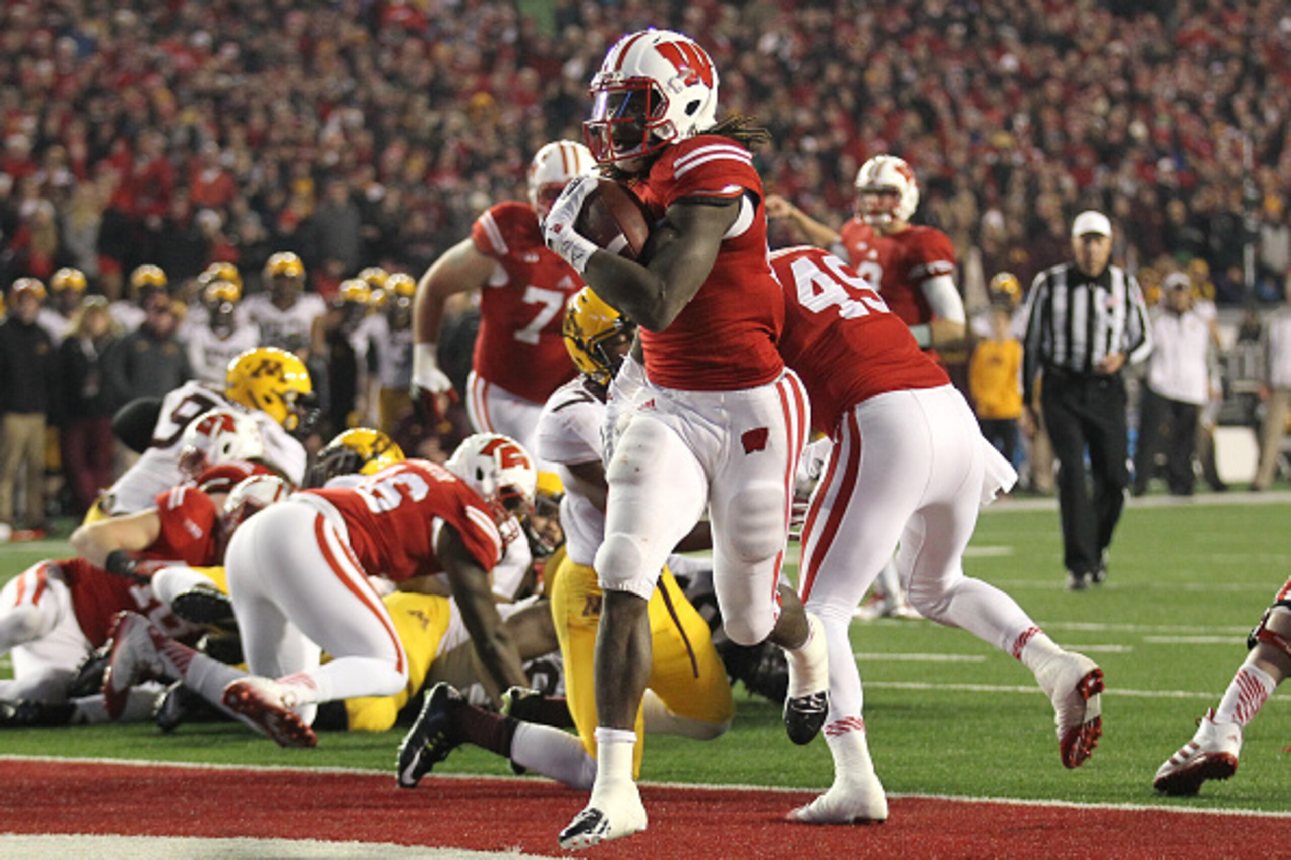 MADISON, WI - NOVEMBER 29: Melvin Gordon #25 of the Wisconsin Badgers run the football in for a touchdown during the fourth quarter against the Minnesota Golden Gophers at Camp Randall Stadium on November 29, 2014 in Madison, Wisconsin. (Photo by Mike McG