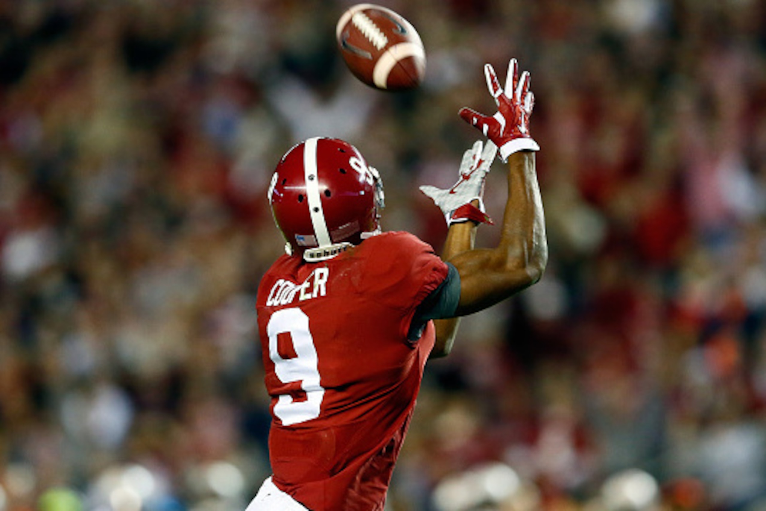 TUSCALOOSA, AL - NOVEMBER 29:  Amari Cooper #9 of the Alabama Crimson Tide catches a 39 yard touchdown thrown by Blake Sims #6 in the third quarter against the Auburn Tigers during the Iron Bowl at Bryant-Denny Stadium on November 29, 2014 in Tuscaloosa, 