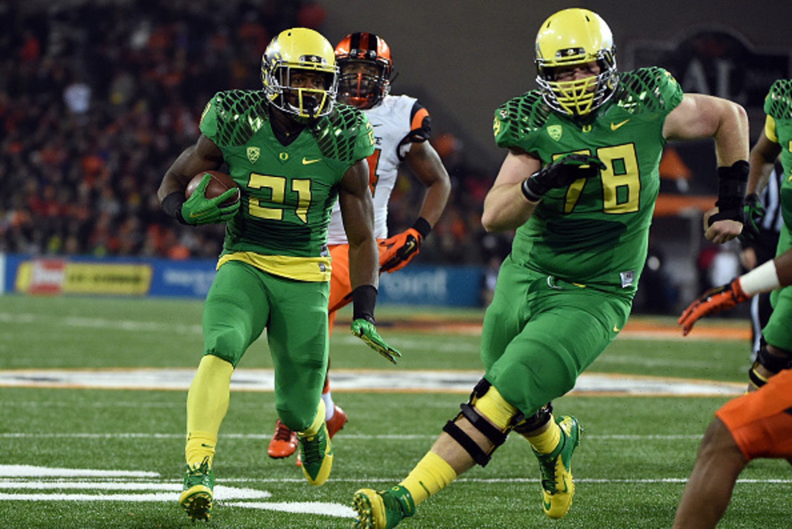 CORVALLIS, OR - NOVEMBER 29: As offensive lineman Cameron Hunt #78 of the Oregon Ducks leads the way, running back Royce Freeman #21 of the Oregon Ducks runs the ball for a touchdown during the second of the game against the Oregon State Beavers at Reser 
