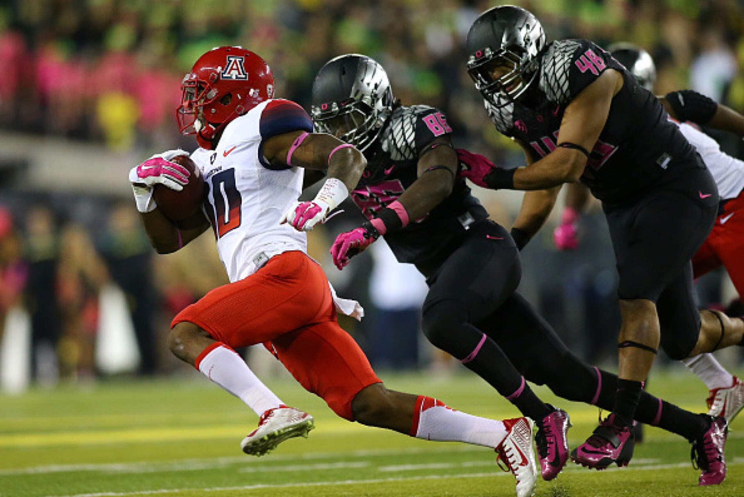 EUGENE, OR - OCTOBER 02:  Samajie Grant #10 of the Arizona Wildcats out runs Torrodney Prevot #86 and Rodney Hardick #48 of  the Oregon Ducks at Autzen Stadium on October 2, 2014  in Eugene, Oregon.  (Photo by Jonathan Ferrey/Getty Images)