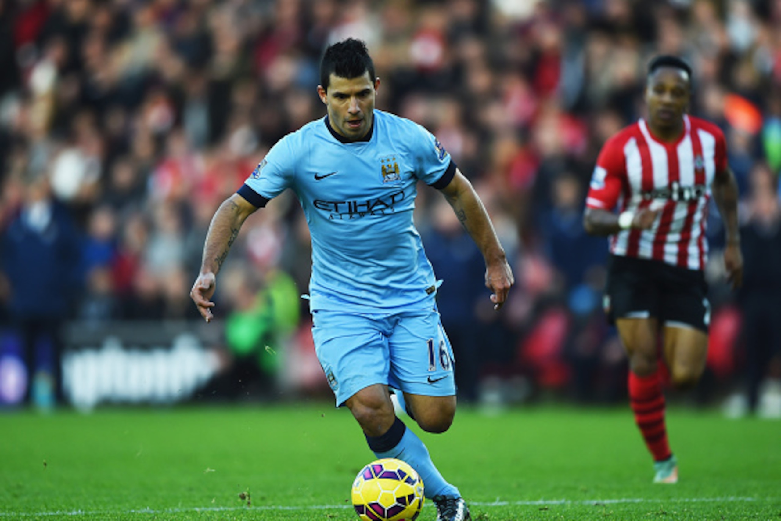 SOUTHAMPTON, ENGLAND - NOVEMBER 30:  Sergio Aguero of Manchester City break through on goal during the Barclays Premier League match between Southampton and Manchester City at St Mary's Stadium on November 30, 2014 in Southampton, England.  (Photo by Shau