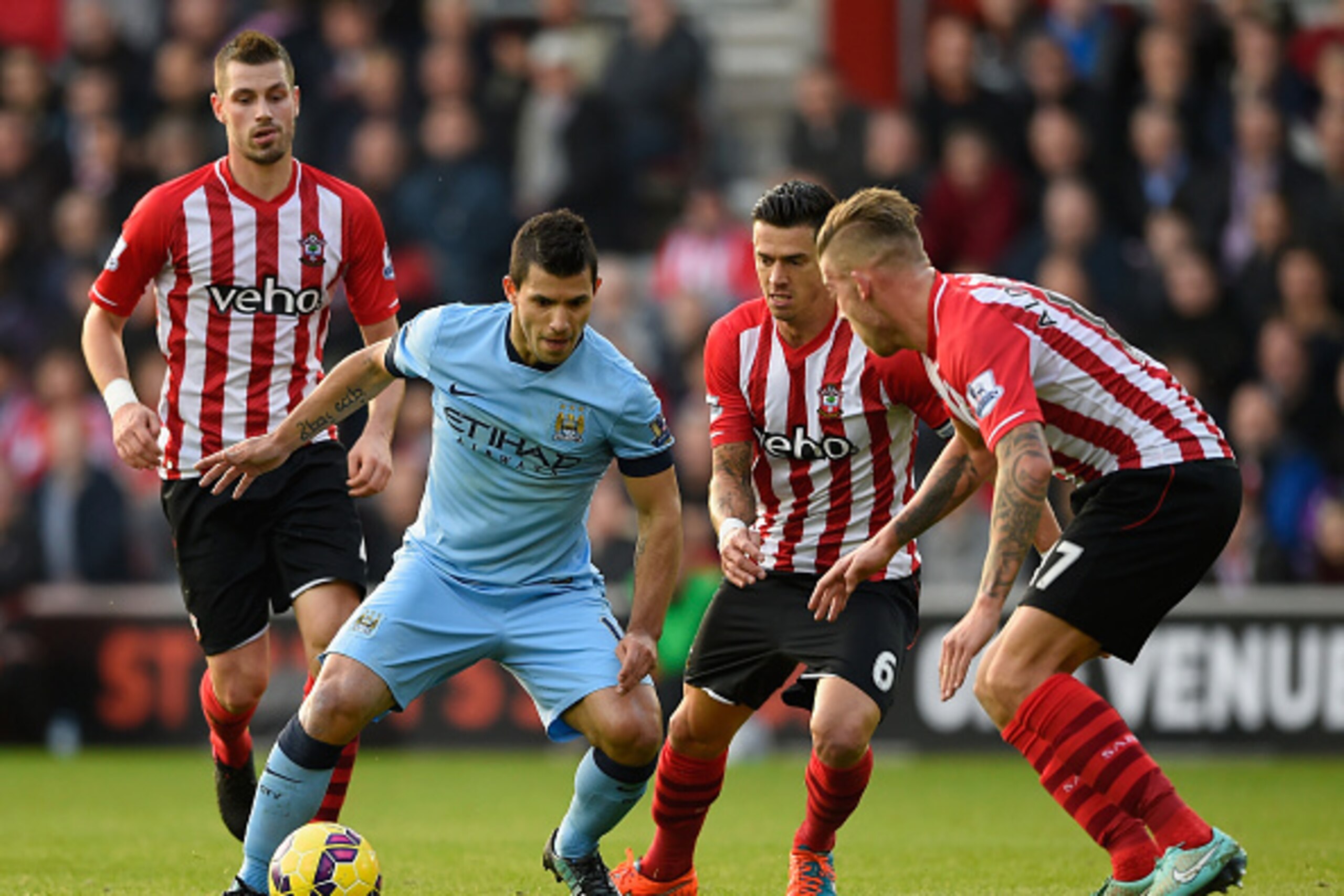 SOUTHAMPTON, ENGLAND - NOVEMBER 30:  Sergio Aguero of Manchester City is tightly marked during the Barclays Premier League match between Southampton and Manchester St Mary's Stadium on November 30, 2014 in Southampton, England.  (Photo by Mike Hewitt/Gett