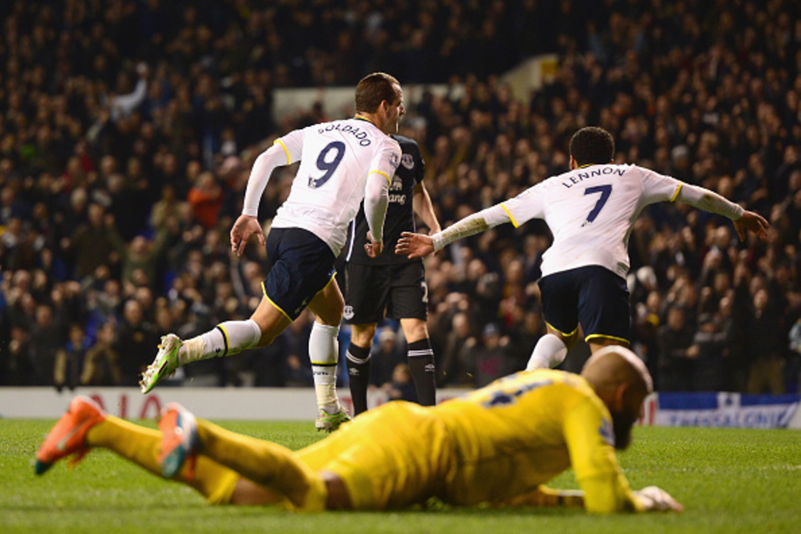 LONDON, ENGLAND - NOVEMBER 30:  Roberto Soldado of Spurs turns to celebrate scoring the second goal with Aaron Lennon of Spurs as Tim Howard of Everton lies on the pitch during the Barclays Premier League match between Tottenham Hotspur and Everton at Whi