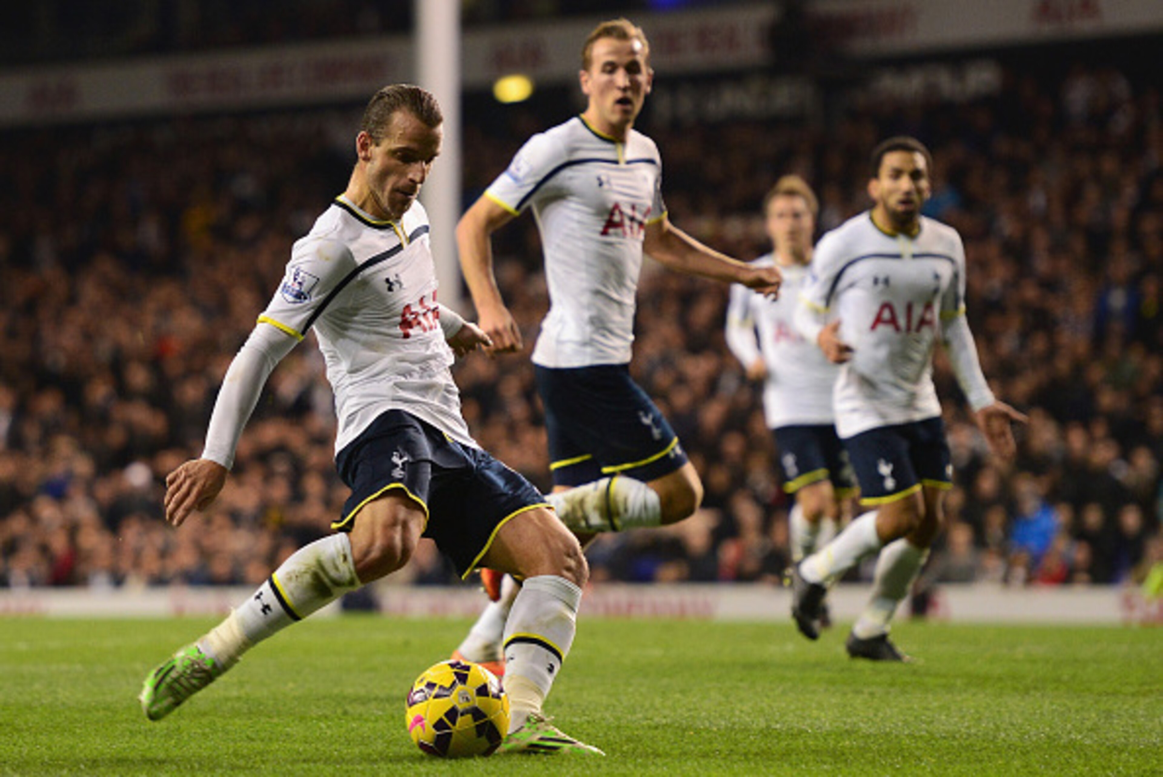 LONDON, ENGLAND - NOVEMBER 30: Roberto Soldado of Spurs scores their second goal during the Barclays Premier League match between Tottenham Hotspur and Everton at White Hart Lane on November 30, 2014 in London, England. (Photo by Jamie McDonald/Getty Ima LONDON, ENGLAND - NOVEMBER 30: Roberto Soldado of Spurs scores their second goal during the Barclays Premier League match between Tottenham Hotspur and Everton at White Hart Lane on November 30, 2014 in London, England. (Photo by Jamie McDonald/Getty Ima