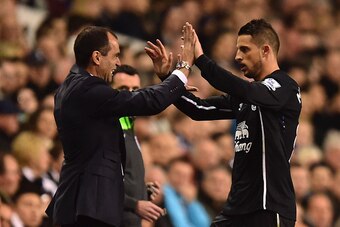 LONDON, ENGLAND - NOVEMBER 30:  Kevin Mirallas of Everton celebrates scoring the opening goal with Roberto Martinez, manager of Everton during the Barclays Premier League match between Tottenham Hotspur and Everton at White Hart Lane on November 30, 2014 