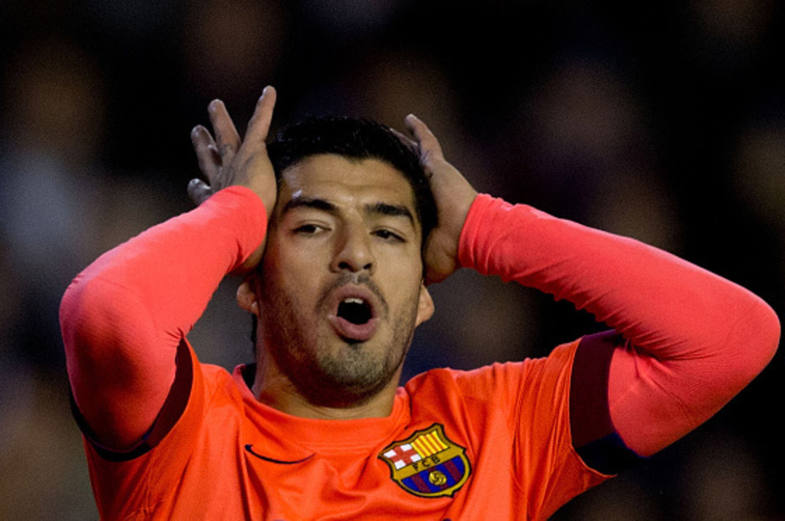 VALENCIA, SPAIN - NOVEMBER 30: Luis Suarez of FC Barcelona reacts as he fail to score during the La Liga match between Valencia CF and FC Barcelona at Estadi de Mestalla on November 30, 2014 in Valencia, Spain. (Photo by Gonzalo Arroyo Moreno/Getty Image VALENCIA, SPAIN - NOVEMBER 30: Luis Suarez of FC Barcelona reacts as he fail to score during the La Liga match between Valencia CF and FC Barcelona at Estadi de Mestalla on November 30, 2014 in Valencia, Spain. (Photo by Gonzalo Arroyo Moreno/Getty Image