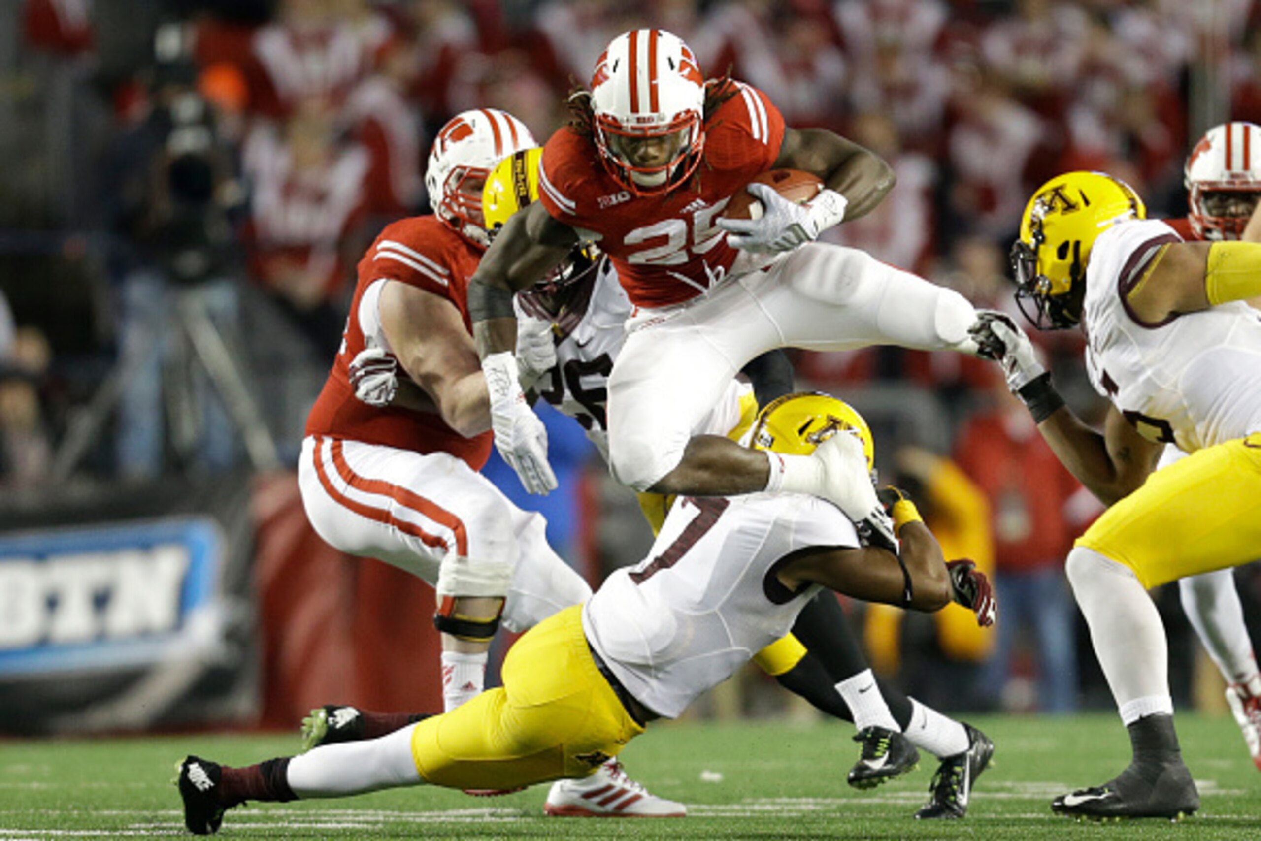 MADISON, WI - NOVEMBER 29: Melvin Gordon #25 of the Wisconsin Badgers runs with the football during the second half against the Minnesota Golden Gophers at Camp Randall Stadium on November 29, 2014 in Madison, Wisconsin. (Photo by Mike McGinnis/Getty Imag